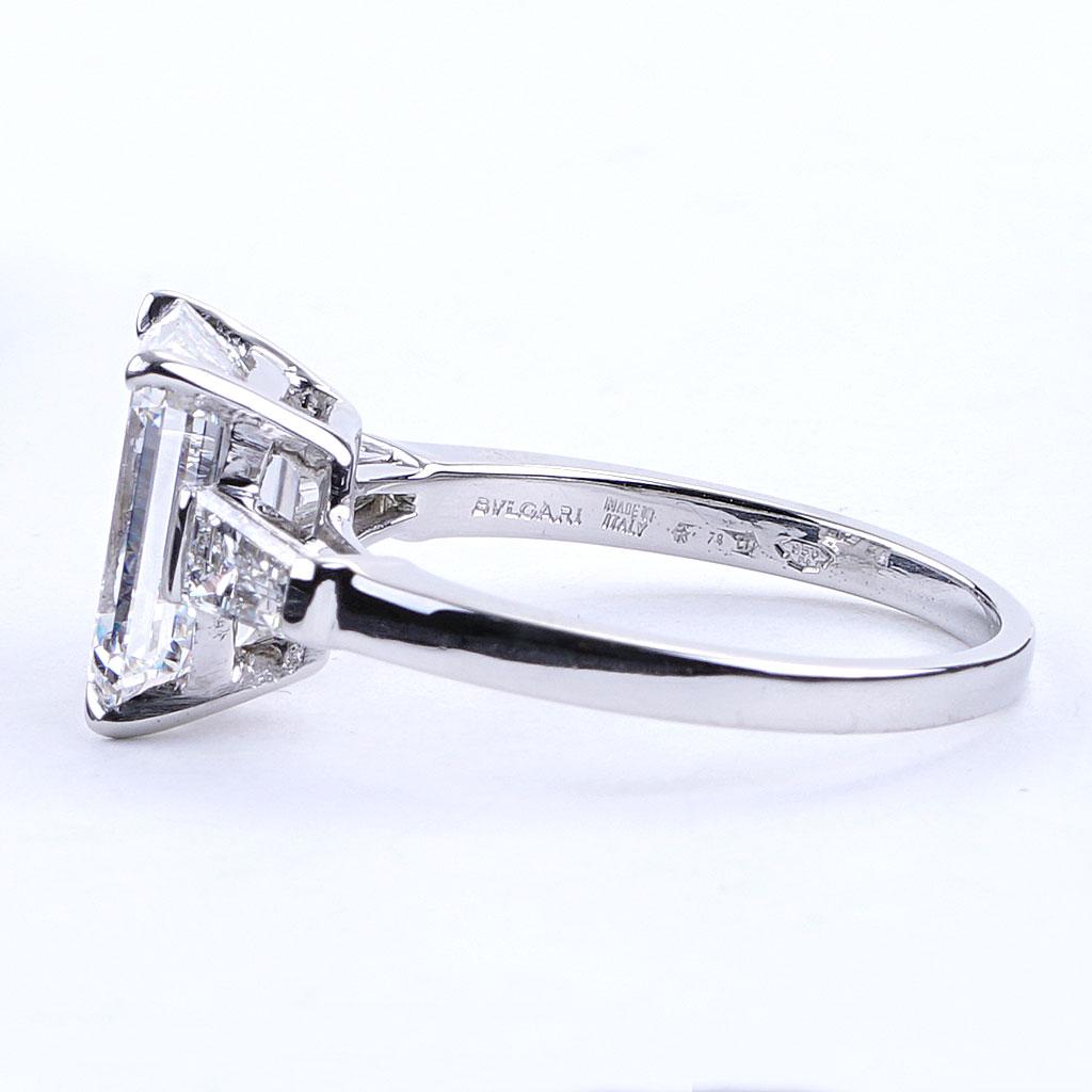 Bulgari 3.30 CTTW Three Stone Diamond Engagement Ring in Platinum In Excellent Condition For Sale In Chicago, IL