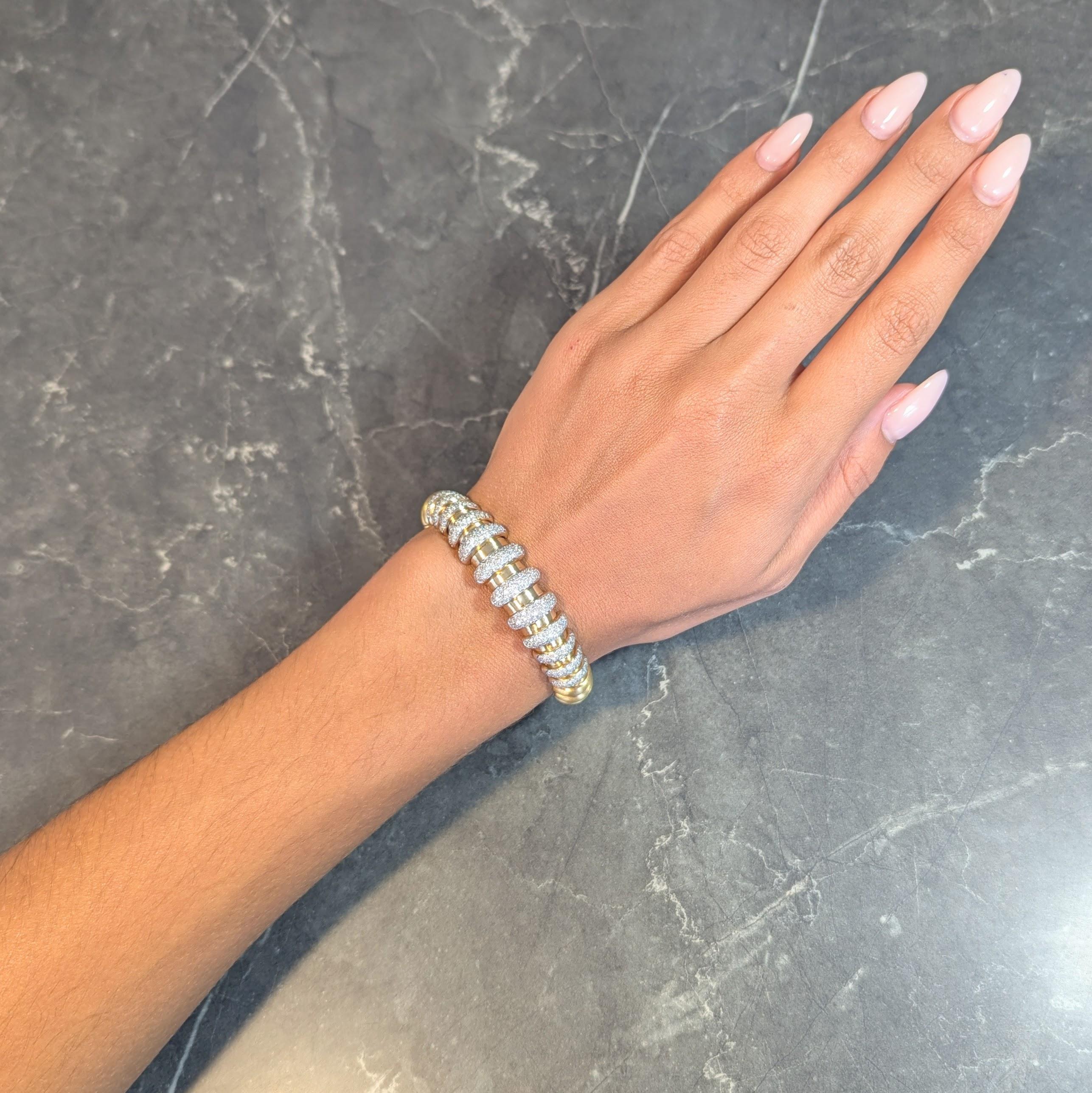 Entworfen als tief gerillte Manschette im Tubogas-Stil mit gewölbten Segmenten
Die mittleren Segmente sind mit Weißgold überzogen und mit Diamanten besetzt.
Rund im Brillantschliff mit einem Gesamtgewicht von etwa 3.40 Karat
Farbe G/H mit Klarheit