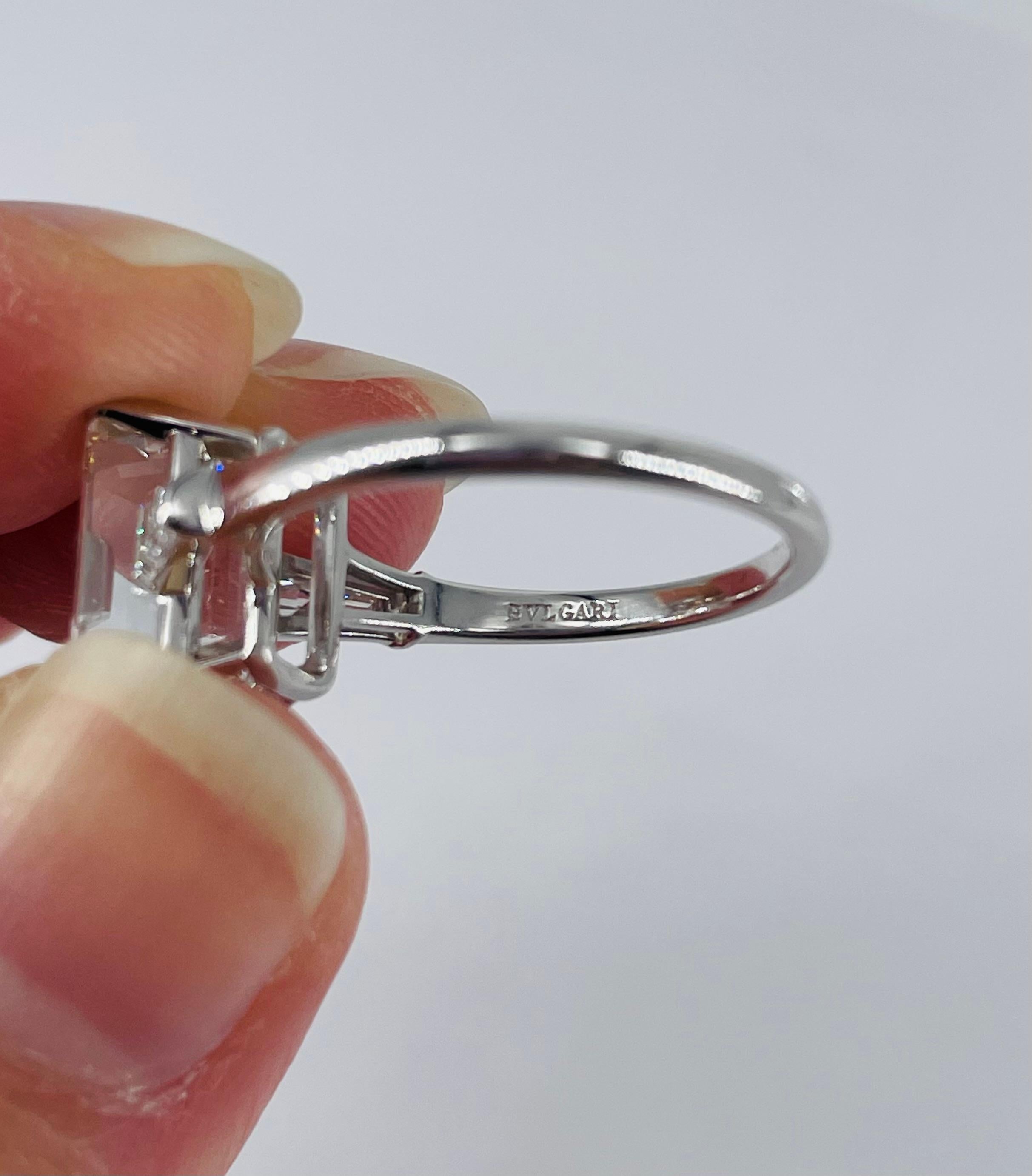 Taglio smeraldo Bulgari Anello con diamante taglio smeraldo da 4,98 carati GIA HVVS2 e baguette affusolate in vendita