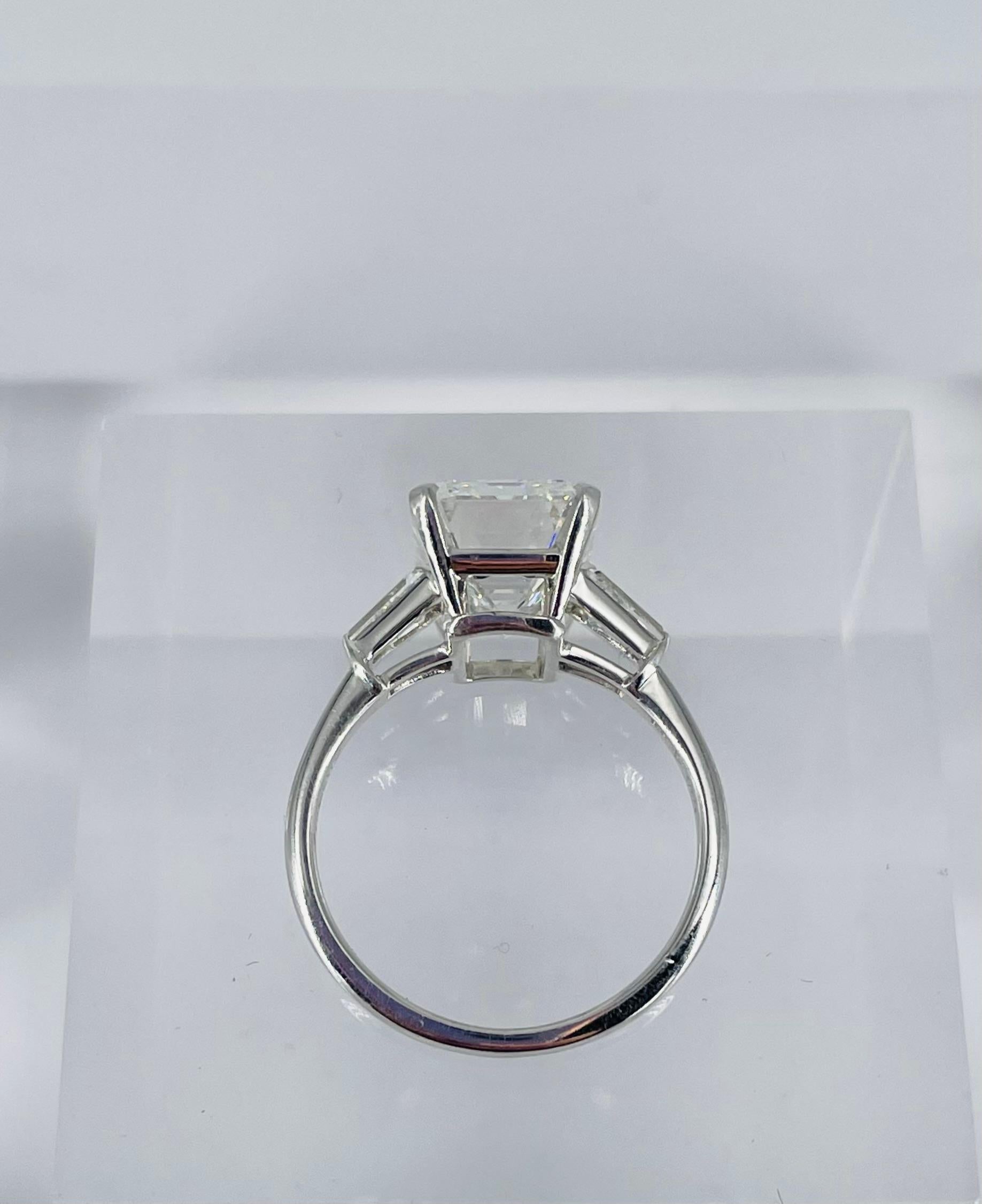 Donna Bulgari Anello con diamante taglio smeraldo da 4,98 carati GIA HVVS2 e baguette affusolate in vendita