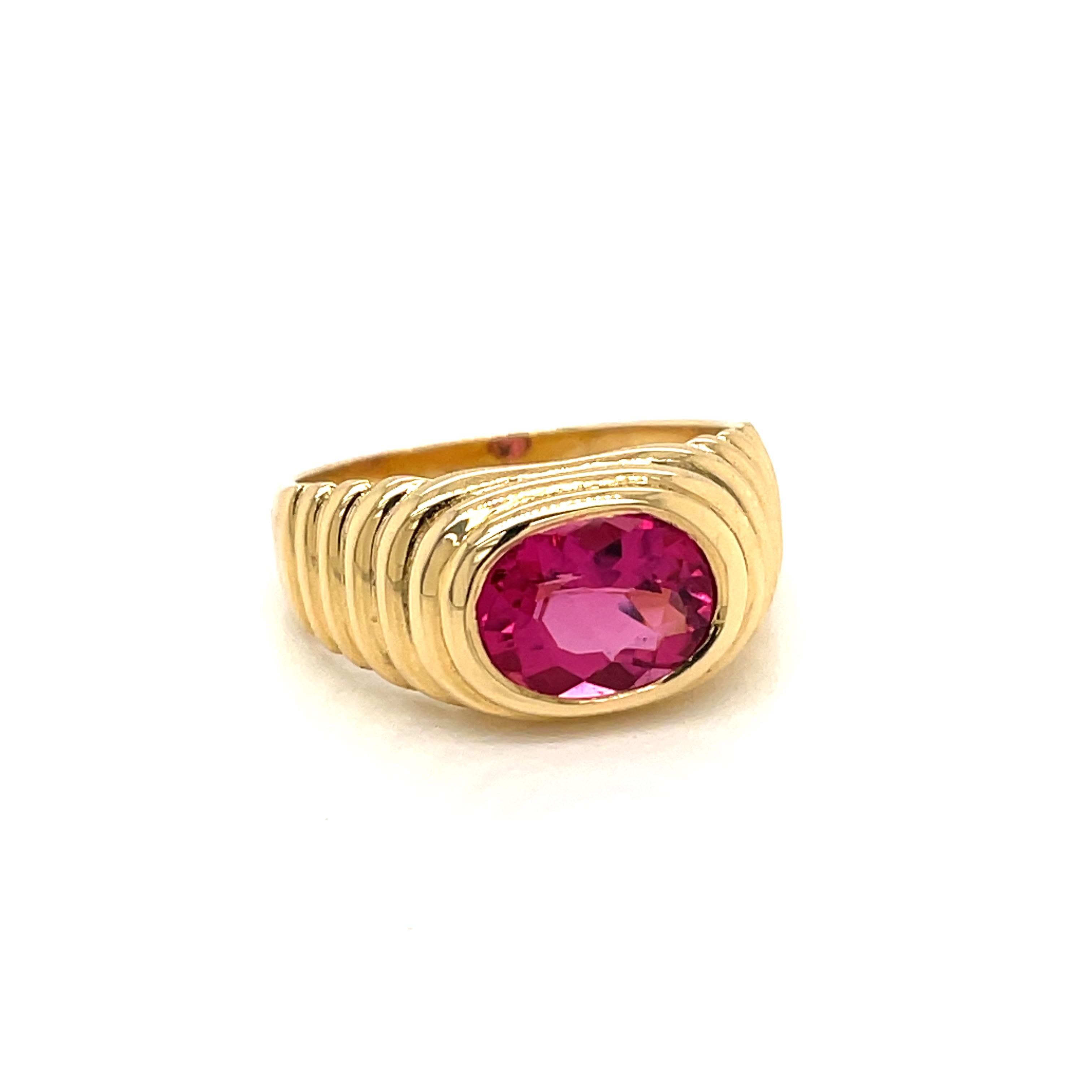 Klassischer Vintage-Ring von Bvlgari, entworfen von Bvlgari, mit einem lebendigen natürlichen Turmalin von ca. 5 Karat auf 18 Karat Gelbgold montiert. Hergestellt in Italien, um 1980
Das Gesamtgewicht beträgt 8 Gramm. Die tatsächliche Größe ist 6