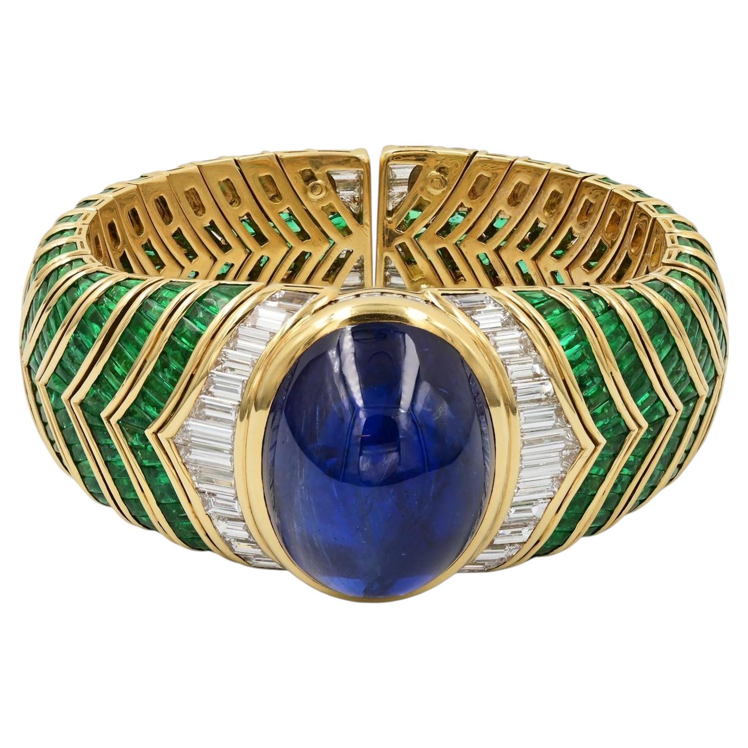 Bracciale Bulgari in oro 18 carati con zaffiri, smeraldi e diamanti per un totale di 89,72 carati in vendita