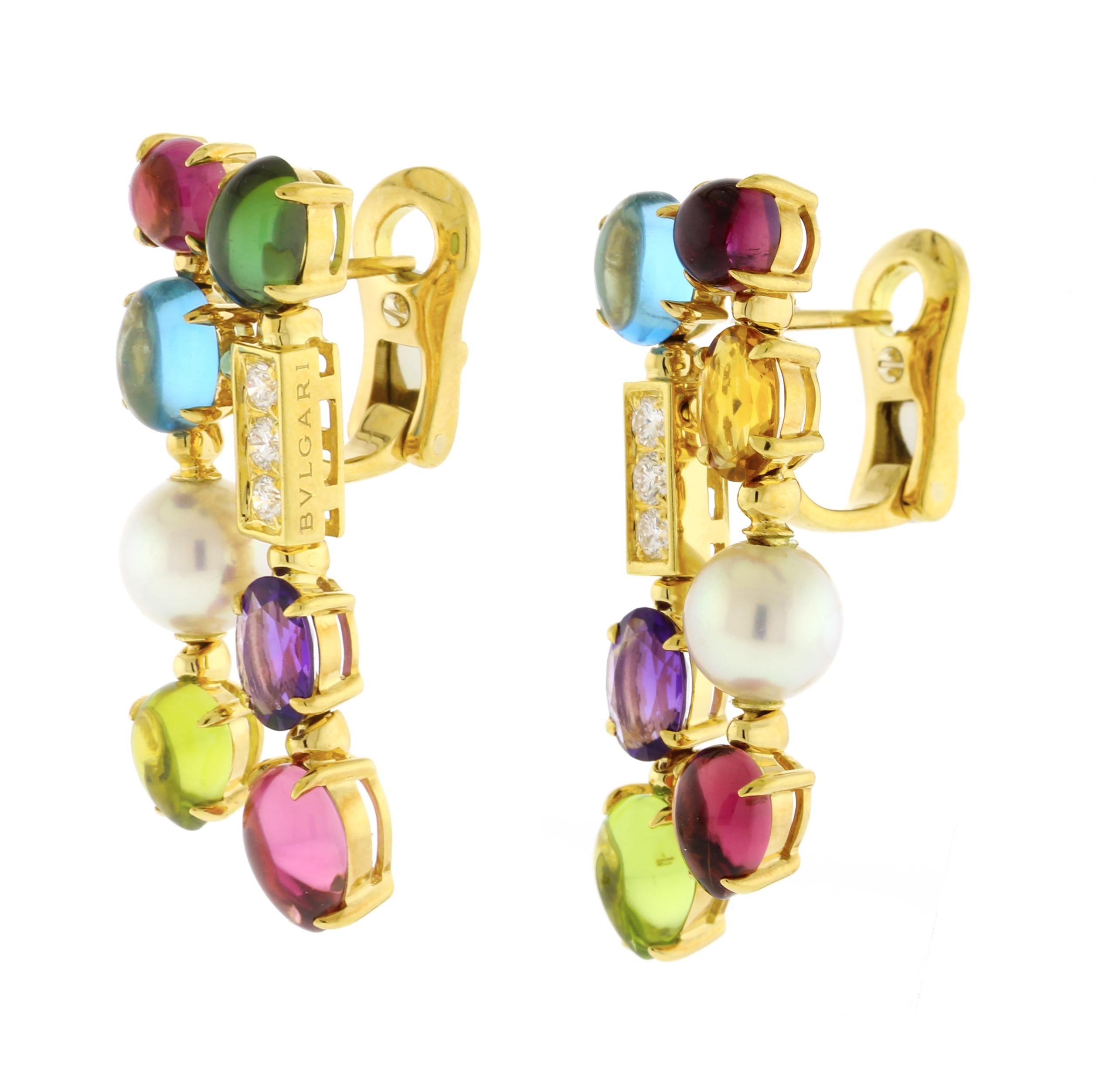 Ein lebhaftes und elegantes Paar Tropfenohrringe aus der kultigen Allegra-Kollektion von Bulgari. Jeder Ohrring aus 18-karätigem Gold besteht aus einem asymmetrischen Strang, der mit einer schillernden Mischung aus farbenfrohen Edelsteinen, darunter