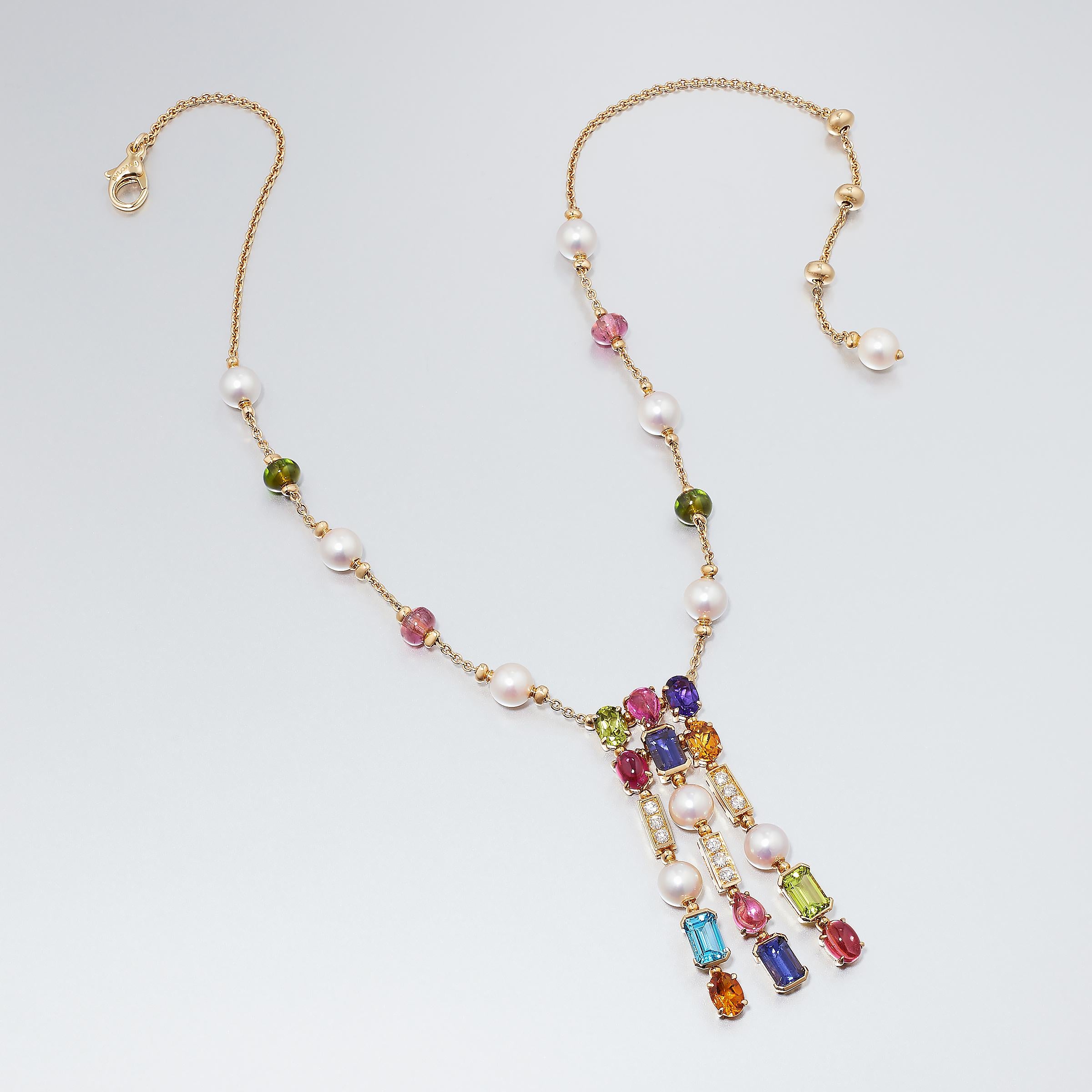 L'emblématique maison Bulgari propose ce joyeux collier de pierres précieuses multicolores, de perles et de diamants qui ne manquera pas d'attirer de nombreux regards admiratifs. Ce collier fait partie de la collection Allegra (joie en italien) de