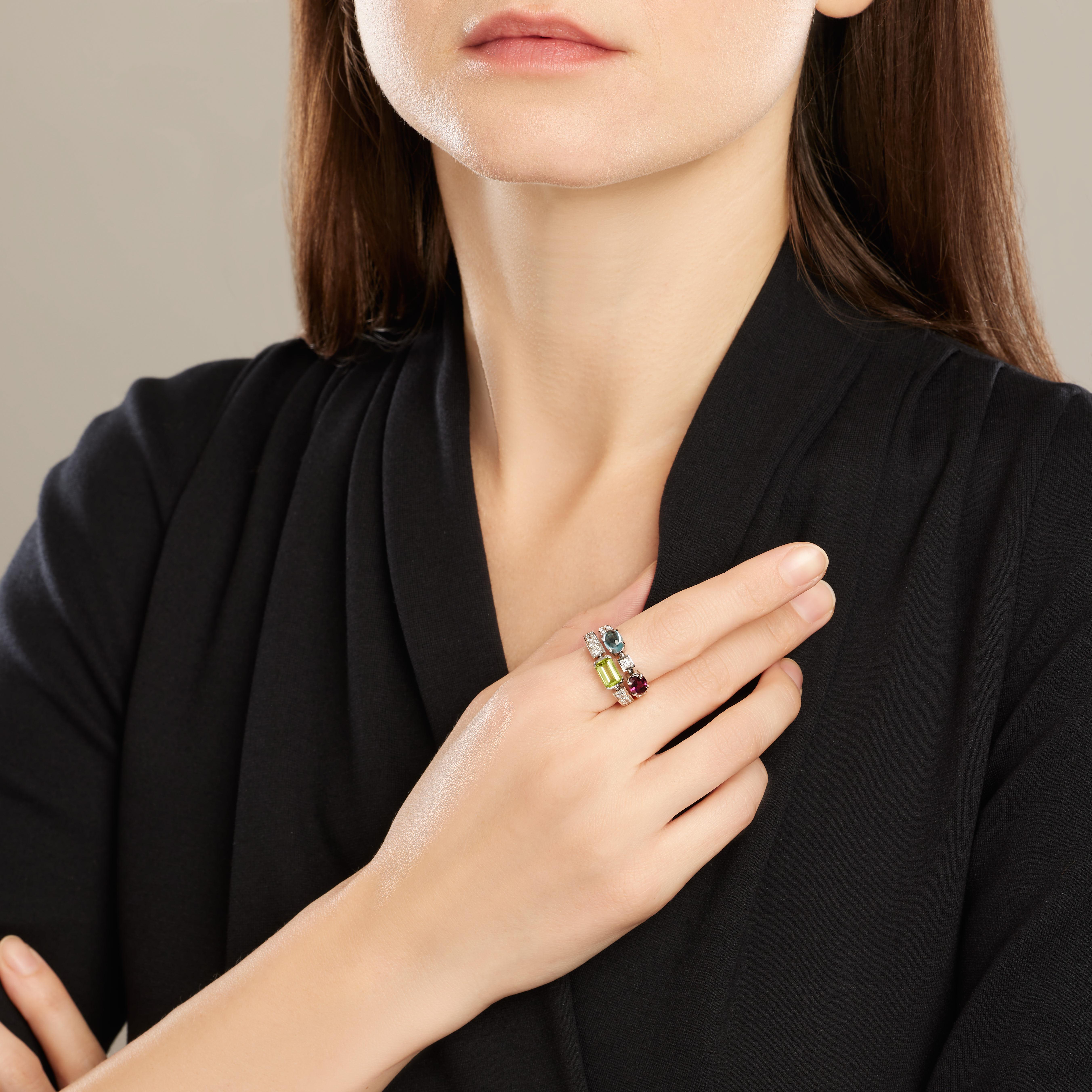 Anillo BVLGARI Allegra de oro blanco de 18 quilates, diamantes y piedras de color. 
Estado: excelente estado. 
Tamaño: 52 (se puede redimensionar).
Piedras de color: turmalina rosa, peridoto y topacio azul.
Anchura: 1 cm.
Peso del diamante: 0,54