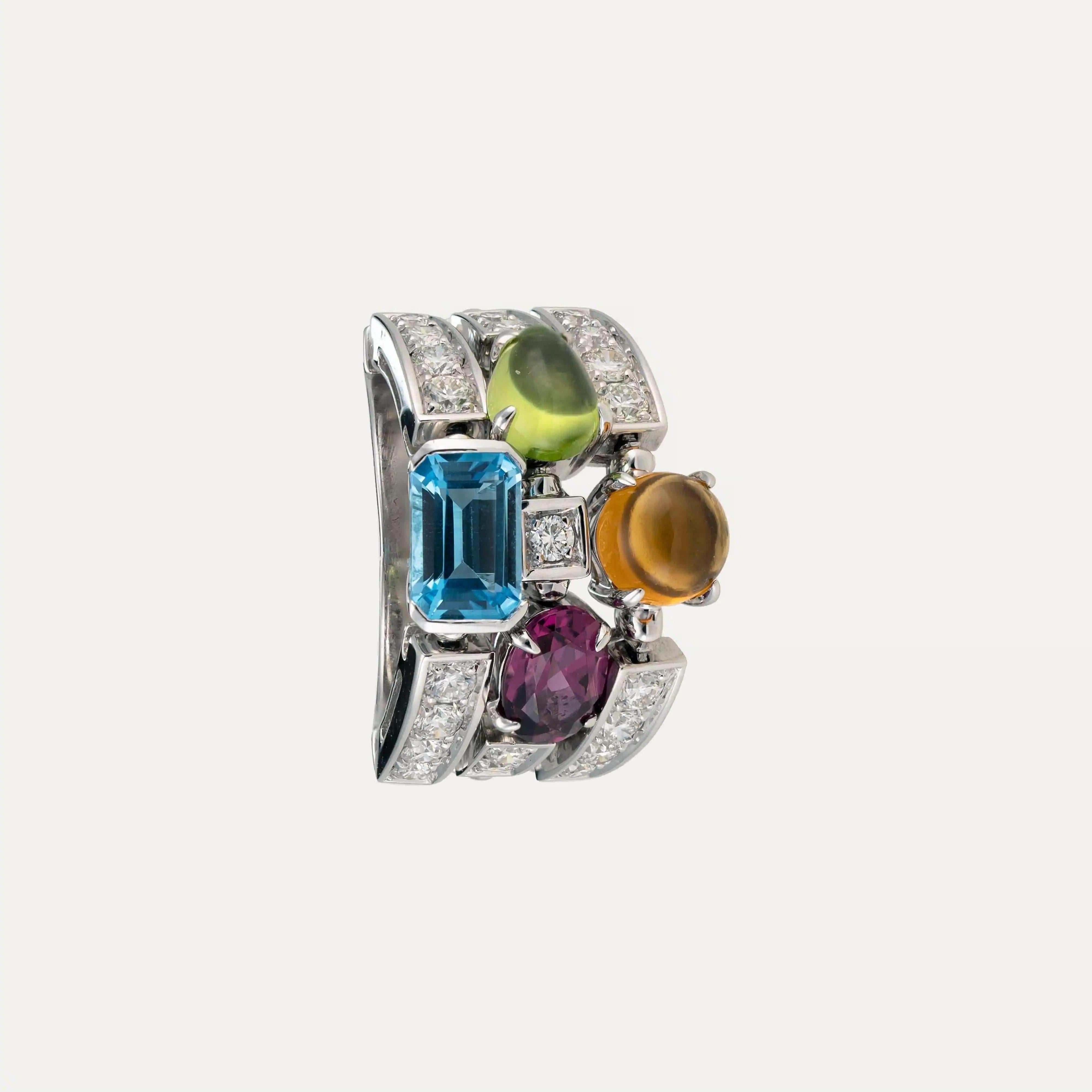 
Anillo Bulgari de oro blanco de 18 quilates - 750‰, de la colección Allegra. Inspirado en la alegría y la exuberancia de la vida, este anillo presenta una banda ancha con tres filas engastadas con 21 diamantes talla brillante que suman