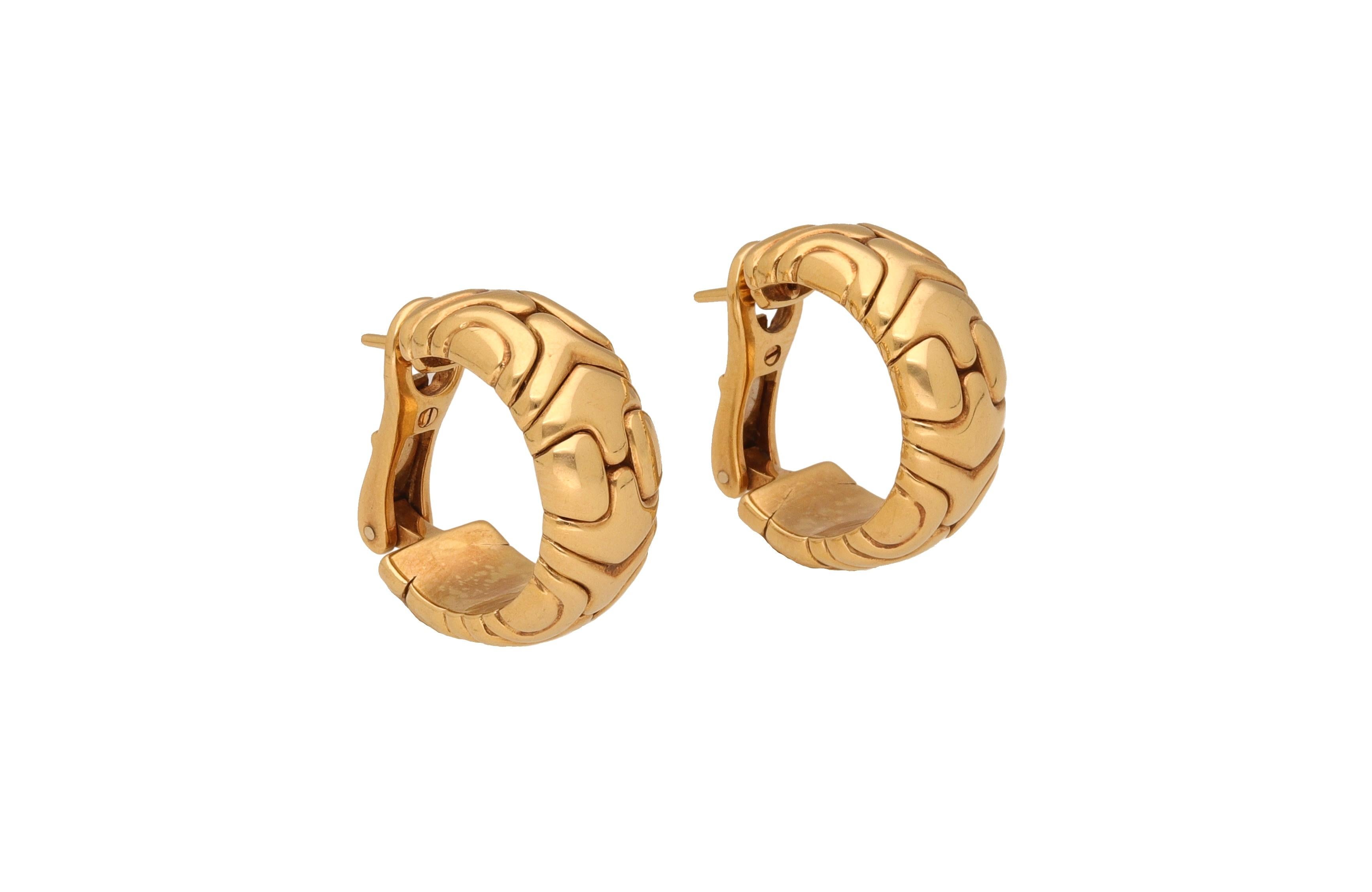 Pair of hoop earrings made of 18 kt. gold signed Bulgari.
This iconic design belongs to Bulgari's Hive collection.
Perfect for wearing on any occasion, these earrings are made with a stud and clip.

1990 ca.
Weight: 32.10
Outer diameter: 2.35