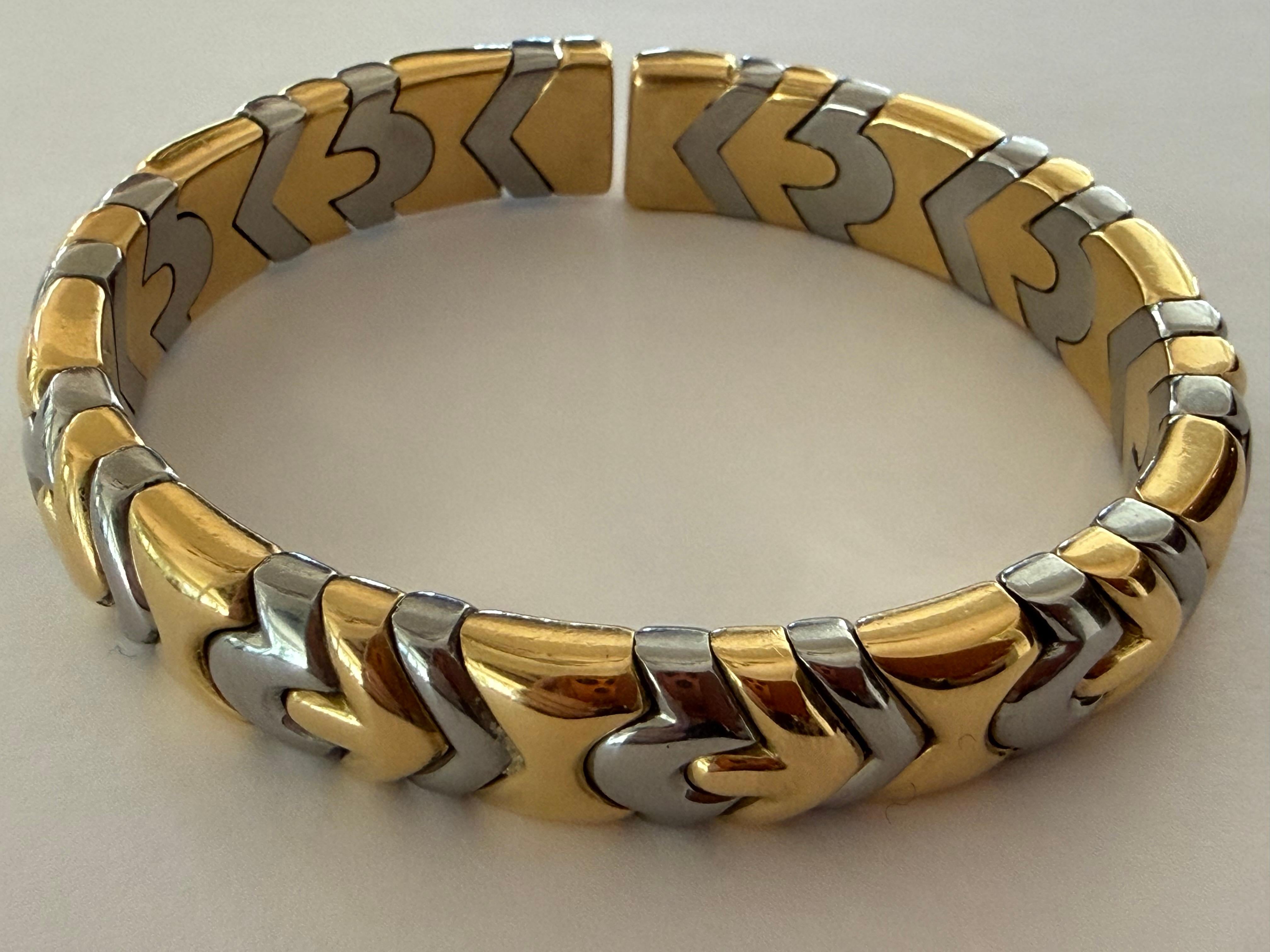 Ce bracelet vintage de la célèbre maison italienne Bulgari est conçu dans un design audacieux alternant des maillons en or jaune 18 carats et en acier inoxydable. Fabriqué entre la fin des années 1980 et le début des années 1990, ce bracelet