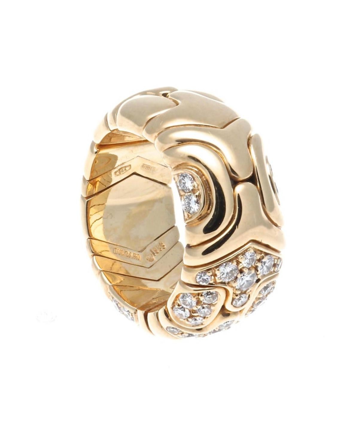 Bague Vintage Glamour Alveare conçue par Bvlgari.

Cette bague Alveare géométrique et flexible, fabriquée à Rome en Italie par la maison Bulgari en or jaune 18 carats, est ornée de 1 carat de diamants incolores de taille ronde et brillante. Daté de