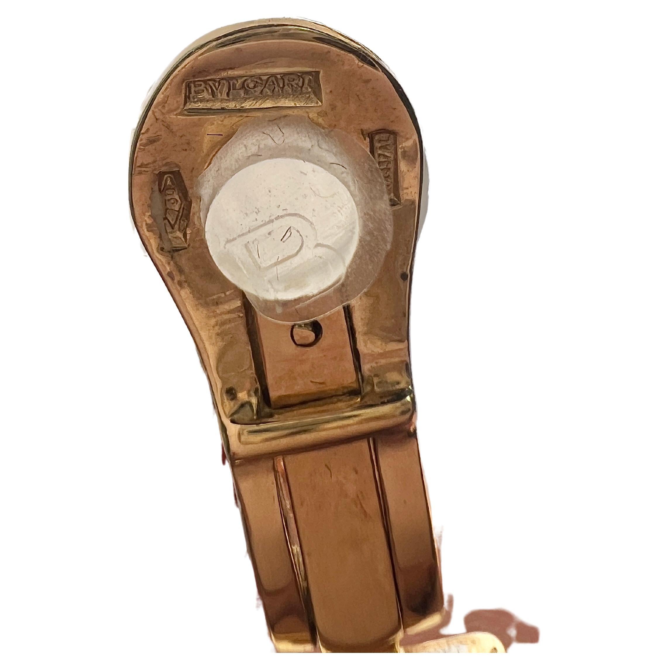 Coppia di orecchini a cerchio Alveare in oro giallo 18k e acciaio inossidabile di Bvlgari. 
Gli orecchini misurano 25 mm (1