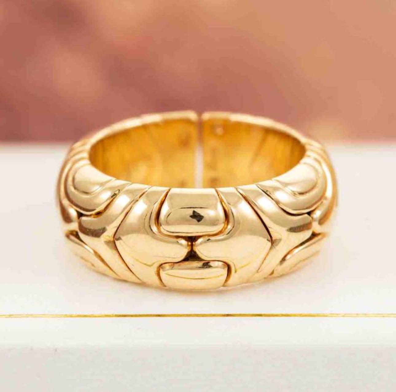 Classic Alveare ring designed by Bvlgari.

A geometric flexible Alveare ring band, crafted in Rome Italy by the house of Bulgari in solid yellow 18 k gold. Dated 1980'.

Has a total weight of 18 grams. The actual size is 7, flexible up to 8.