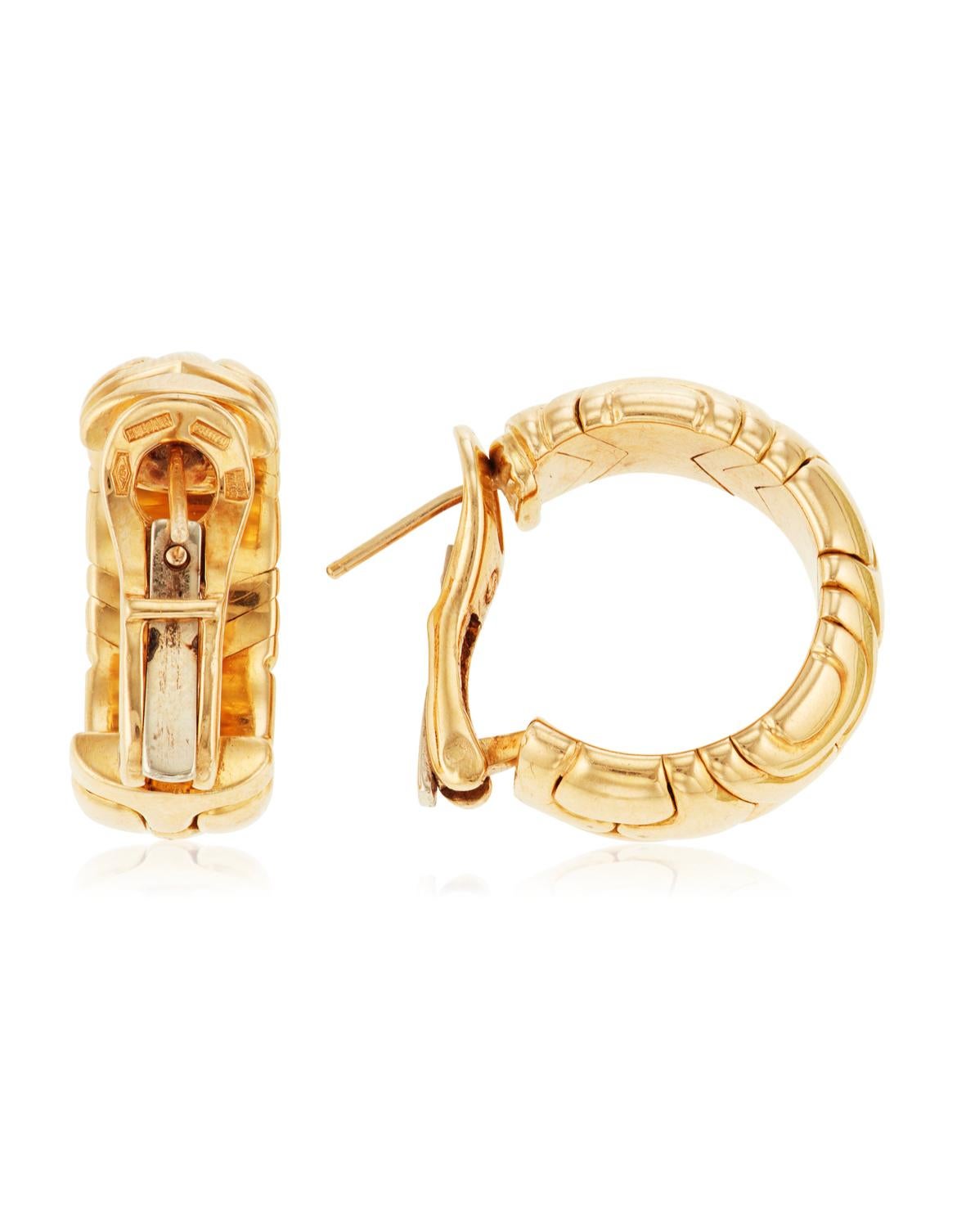 A Bold Alveare hoop earrings, crafted in Rome Italy by the house of Bulgari in solid yellow 18 k gold. Dated 1980'.

Has a total weight of 31 grams. 
Stamped, with the maker's mark, the Italian gold assay hallmark and signed, BULGARI 2837