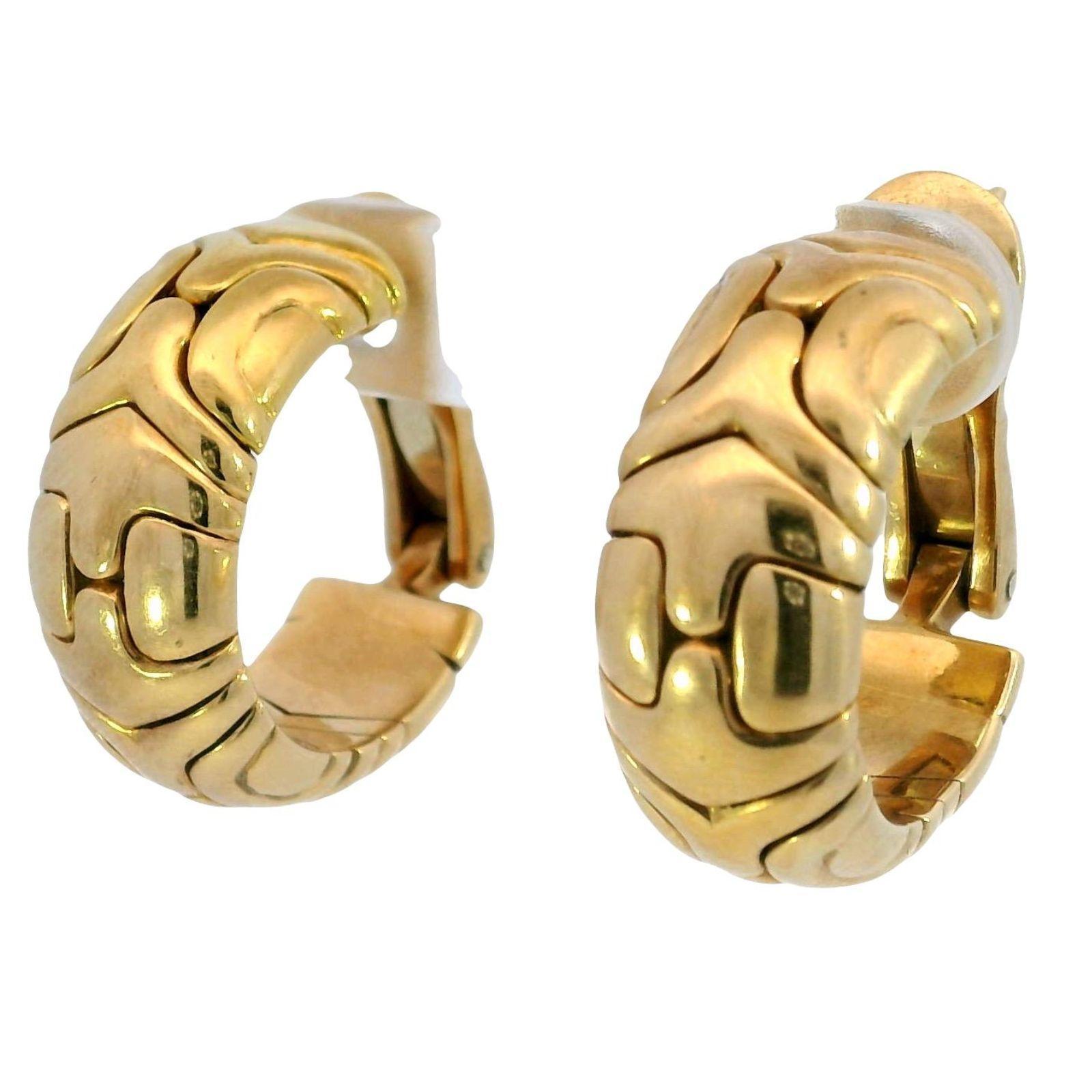 Bulgari Orecchini a cerchio Alveare Parentesi in oro giallo 18 carati

Realizzati in oro giallo 18 carati, questi orecchini a cerchio presentano un caratteristico motivo a incastro composto da segmenti geometrici collegati senza soluzione di