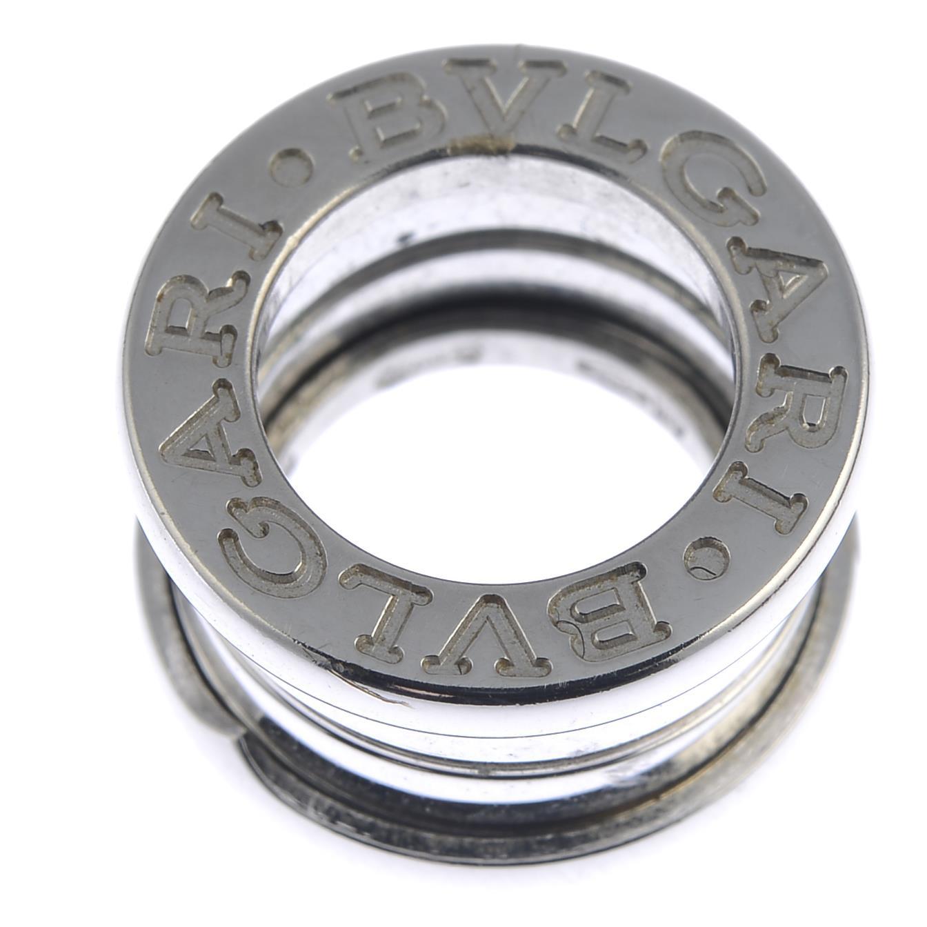 


The spiral band, with raised Bulgari logo sides. Signed Bulgari, AF7A55. Italian marks. Diameter 1.5cms. Weight 6.4gms.
Width 0.9cm.
Stamped 750.