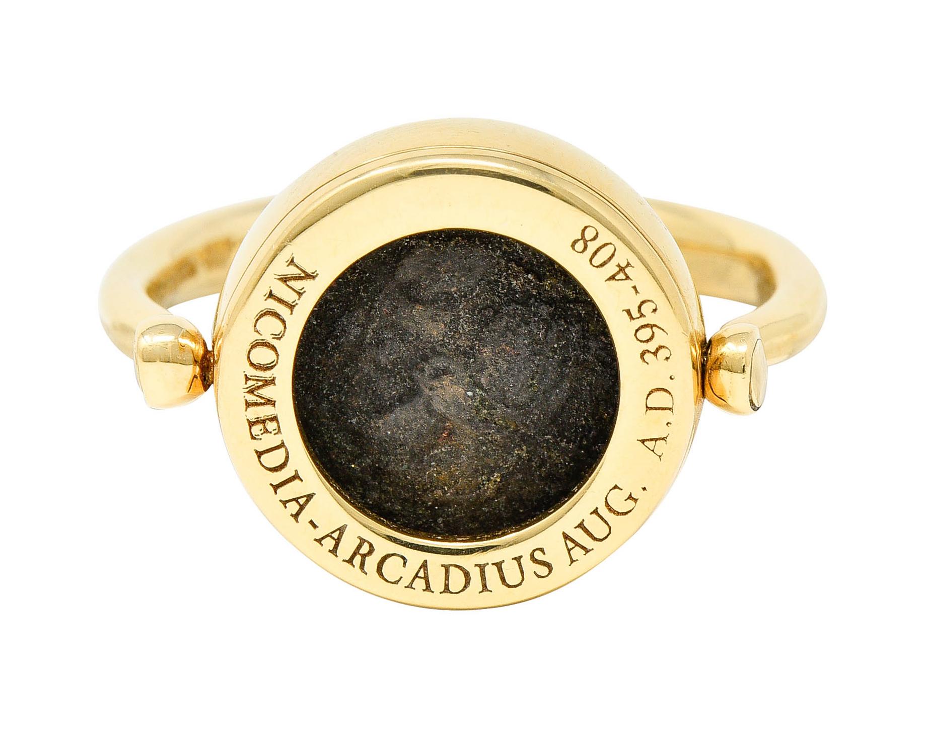 Ring in Form einer antiken Münze aus Nikomedien mit Lünette 

Zentrierte, gealterte Münze mit Büste und Figur des römischen Kaisers Arcadius 

Inschrift auf der Rückseite der Lünette 'Nicomedia Arcadius AD 395-408'.

Vernietet und dreht sich um eine