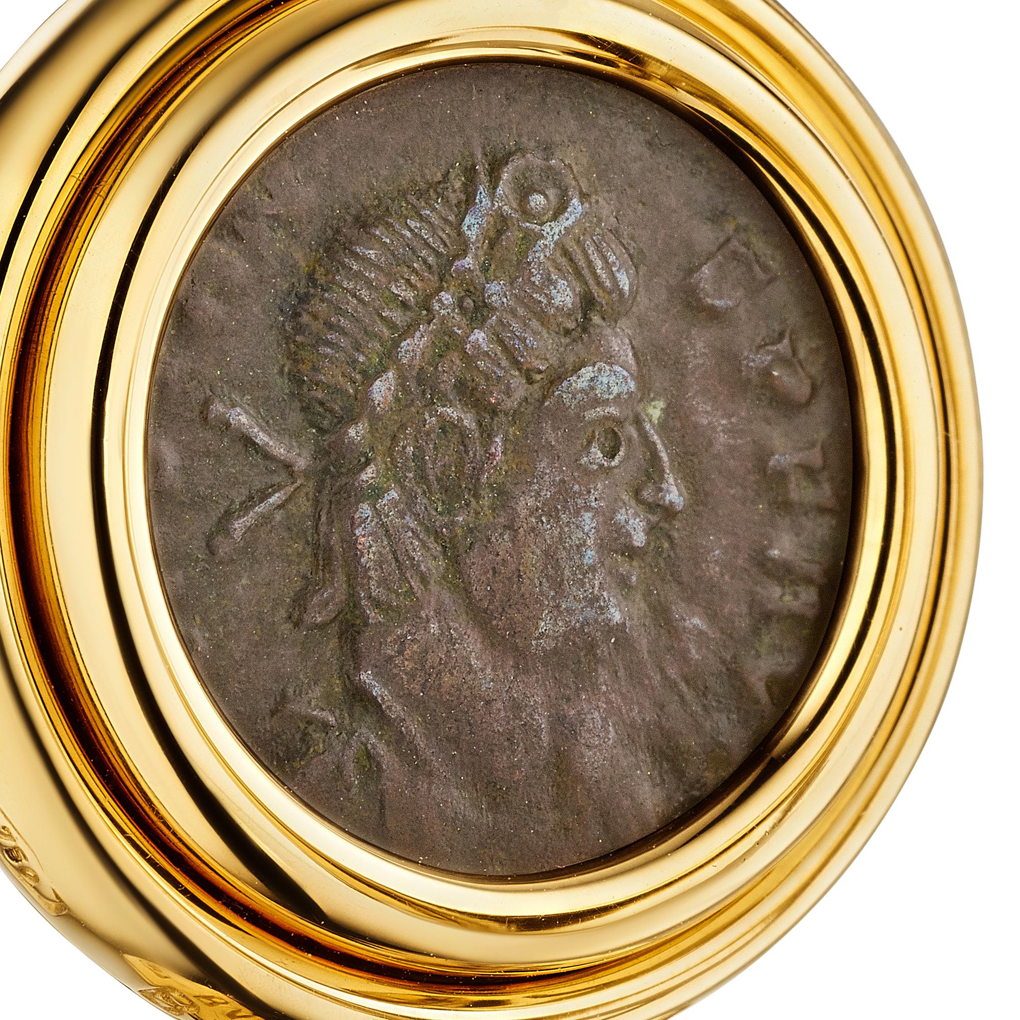 Werfen Sie eine Münze.  Zwei antike römische Münzen, eingefasst in polierte 18 Karat Gelbgold-Doppelrahmen, machen diese Bulgari-Clip-Ohrringe zu einem zeitlosen Gewinner.   CIRCA der Münzen 335-361 AD.  CIRCA der Ohrringe 1985-88.  Signiert