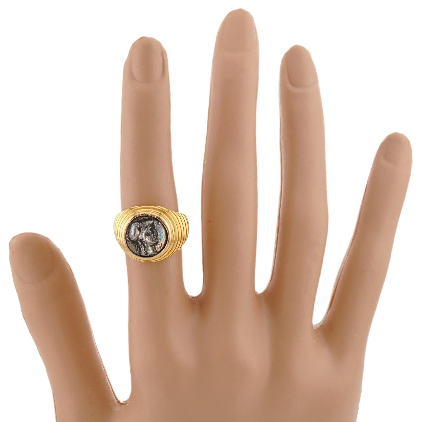Anello BULGARI Moneta Greca Antica Imperial Silver in oro giallo 18k In condizioni buone in vendita a New York, NY