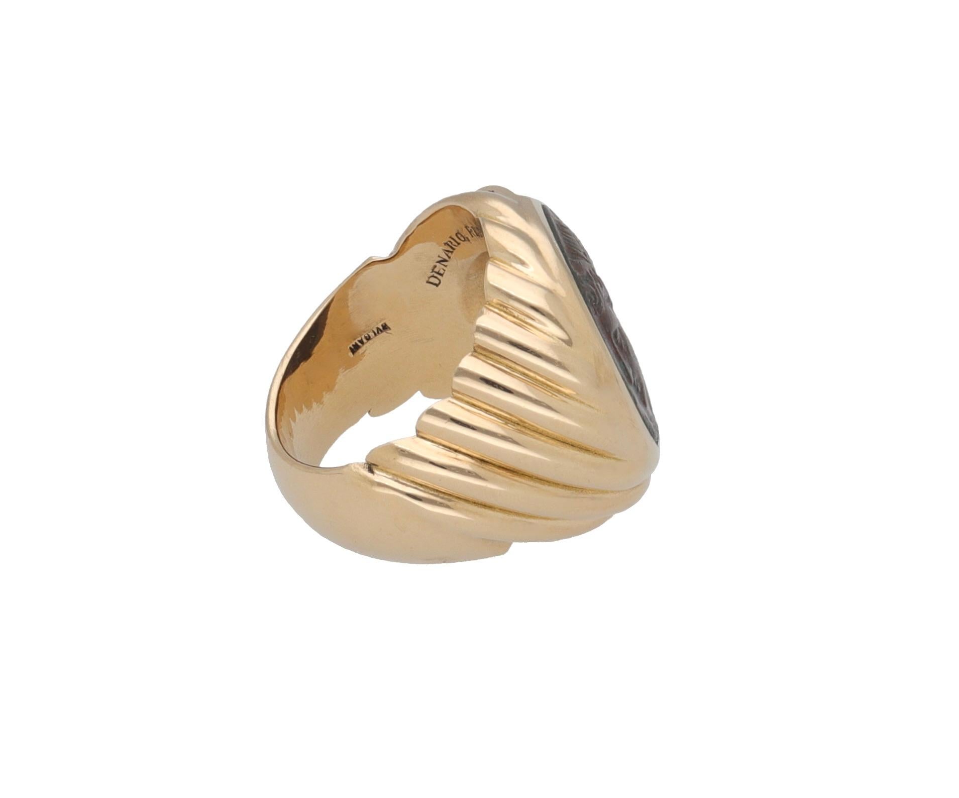 Anello realizzato in oro giallo 18 kt. con moneta romana antica firmato Bulgari.
L'anello fa parte della collezione Monete di Bulgari, ed è stato realizzato nel 1980 ca.
L'iscrizione sull'anello riporta la seguente dicitura:
DENARIO REPUBBLICA GENS