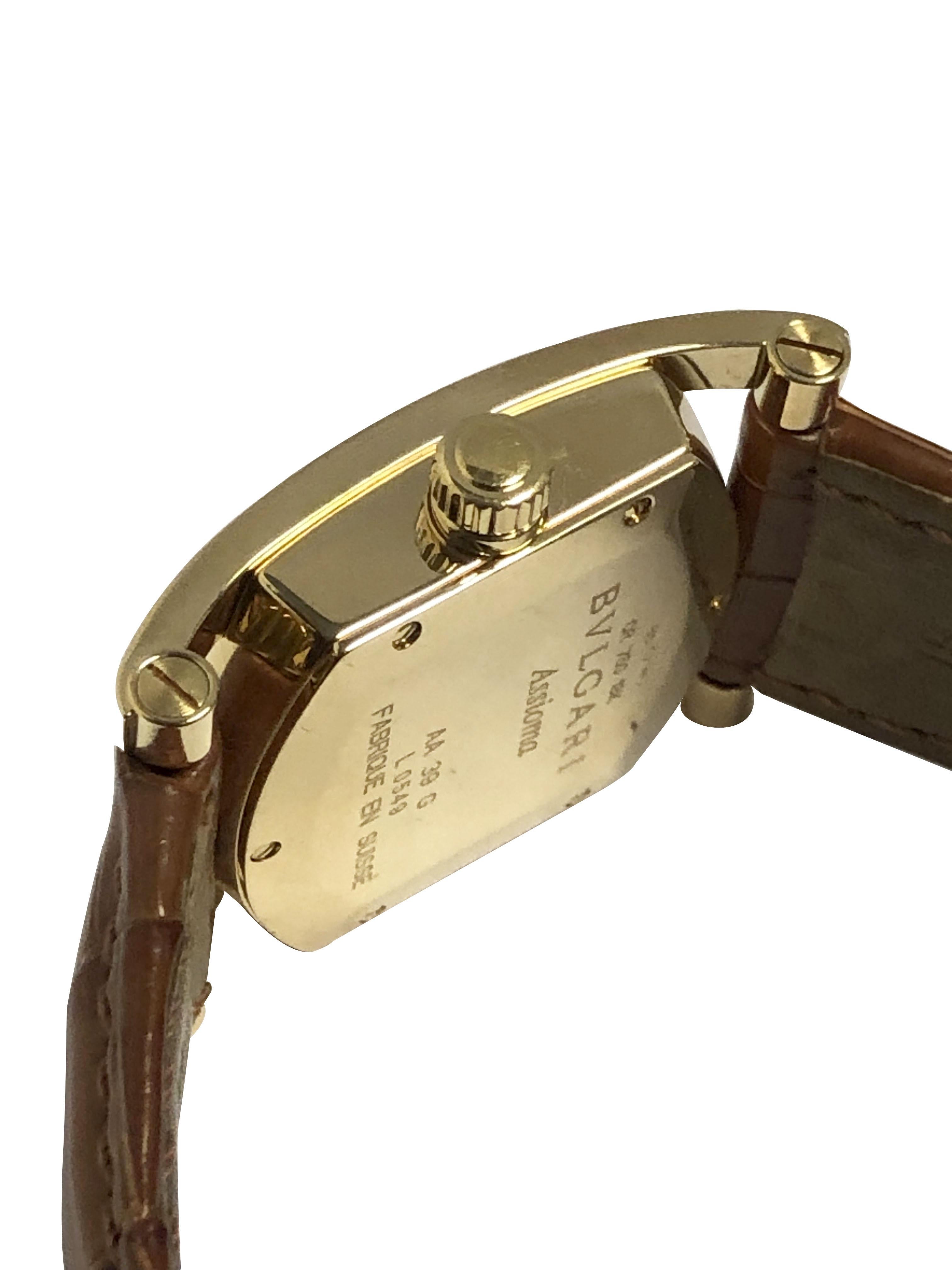 Circa 2010 Bulgari Referenz AA 39 G Assioma Sammlung Armbanduhr, 38 X 50 M.M. (einschließlich der vollen Länge mit Nasen) 3 Stück 18k Gelbgold Gehäuse, Quarzwerk, weißes Leinen Zifferblatt mit erhabenen Gold Markierungen und ein Kalender-Fenster an