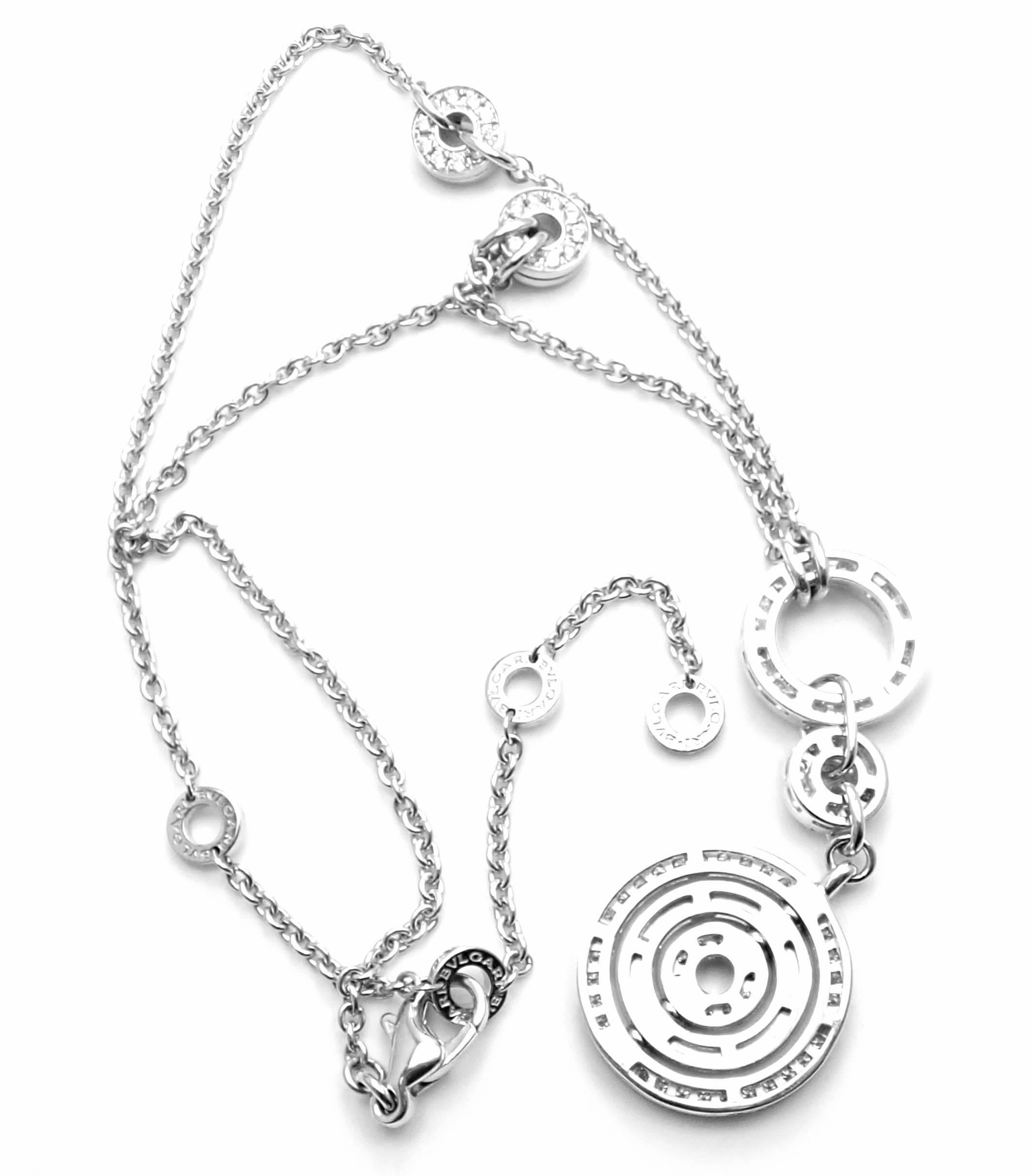 18k Weißgold Astrale Cerchi Anhänger Halskette von Bulgari. 
Mit 97 runden Diamanten im Brillantschliff VS1 Reinheit:: Farbe E 
Einzelheiten: 
Länge: 16::5