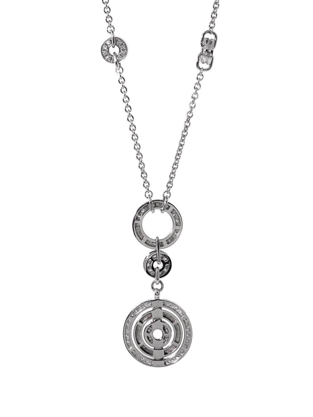 Un auténtico collar Bulgari de círculos y diamantes se dan cita para formar este hipnotizador collar de oro blanco de 18 quilates.

Dimensiones del colgante: 50 mm de longitud (1,96″)
Longitud del collar: Ajustable hasta 18″.

Peso: 23.9