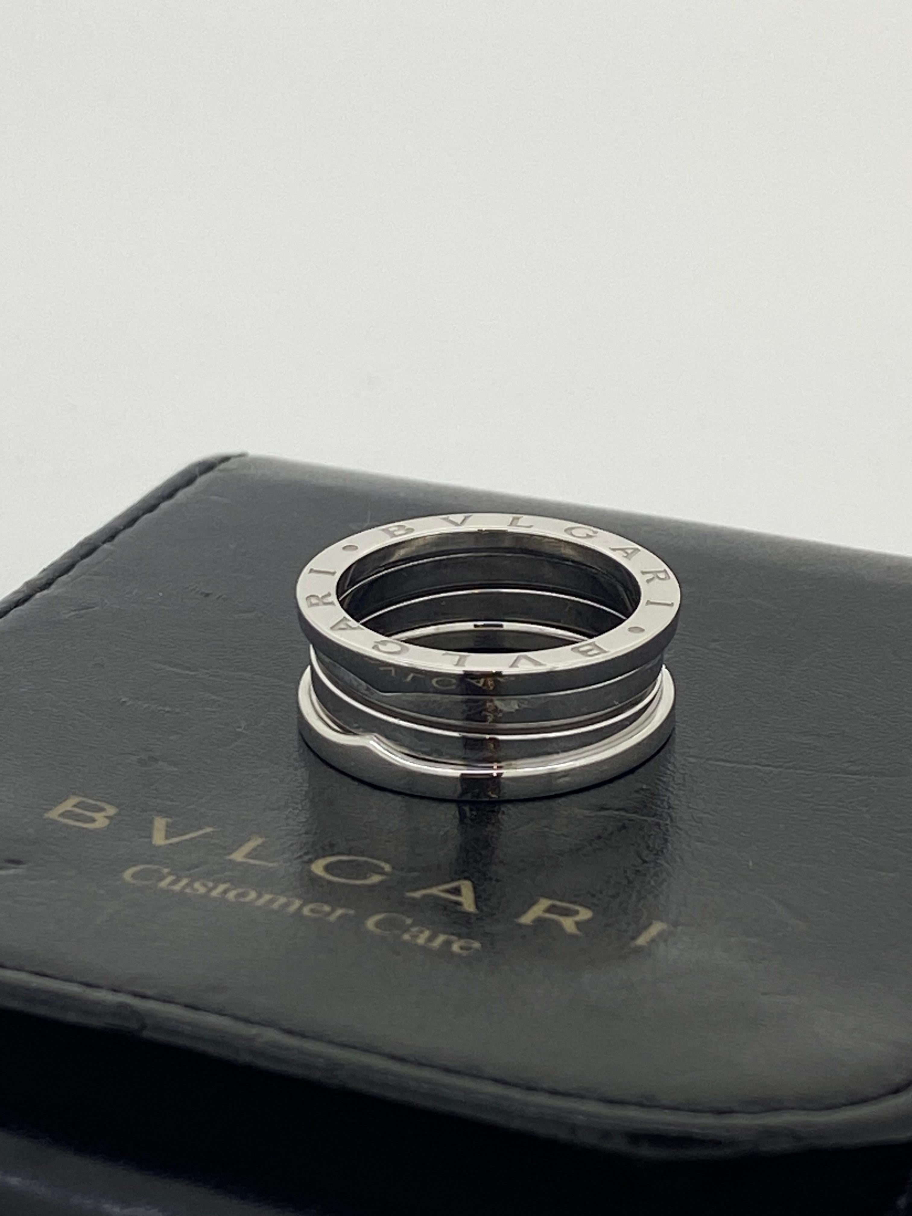 Issue de la collection iconique et immédiatement reconnaissable BVLGARI B-Zero 1, 
Cet anneau est finement travaillé en or blanc 18 carats.

En excellent état, 
la pièce porte le poinçon Bulgari, signé et estampillé à l'intérieur, 
Fabriqué en