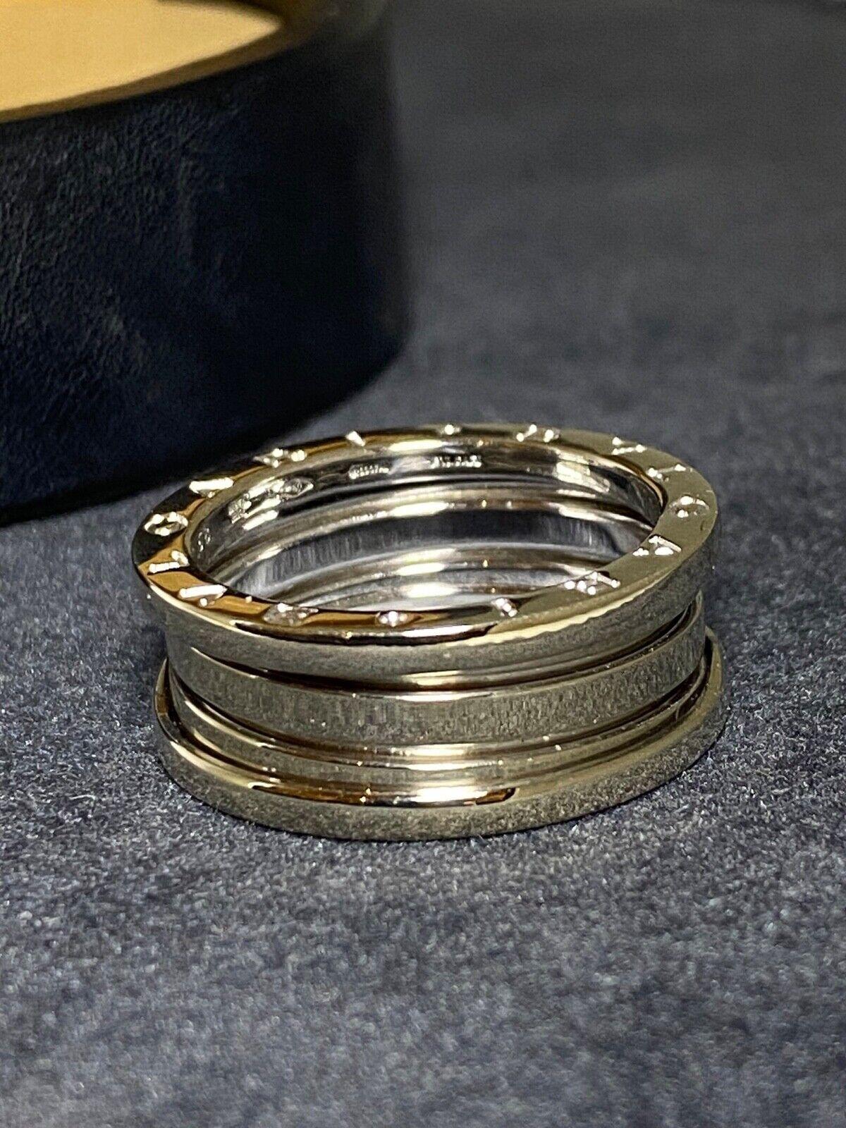 Issue de la collection iconique et immédiatement reconnaissable BVLGARI B-Zero 1, 
Cet anneau est finement travaillé en or blanc 18 carats.

En excellent état, 
la pièce porte le poinçon Bulgari, signé et estampillé à l'intérieur, 
Taille de la