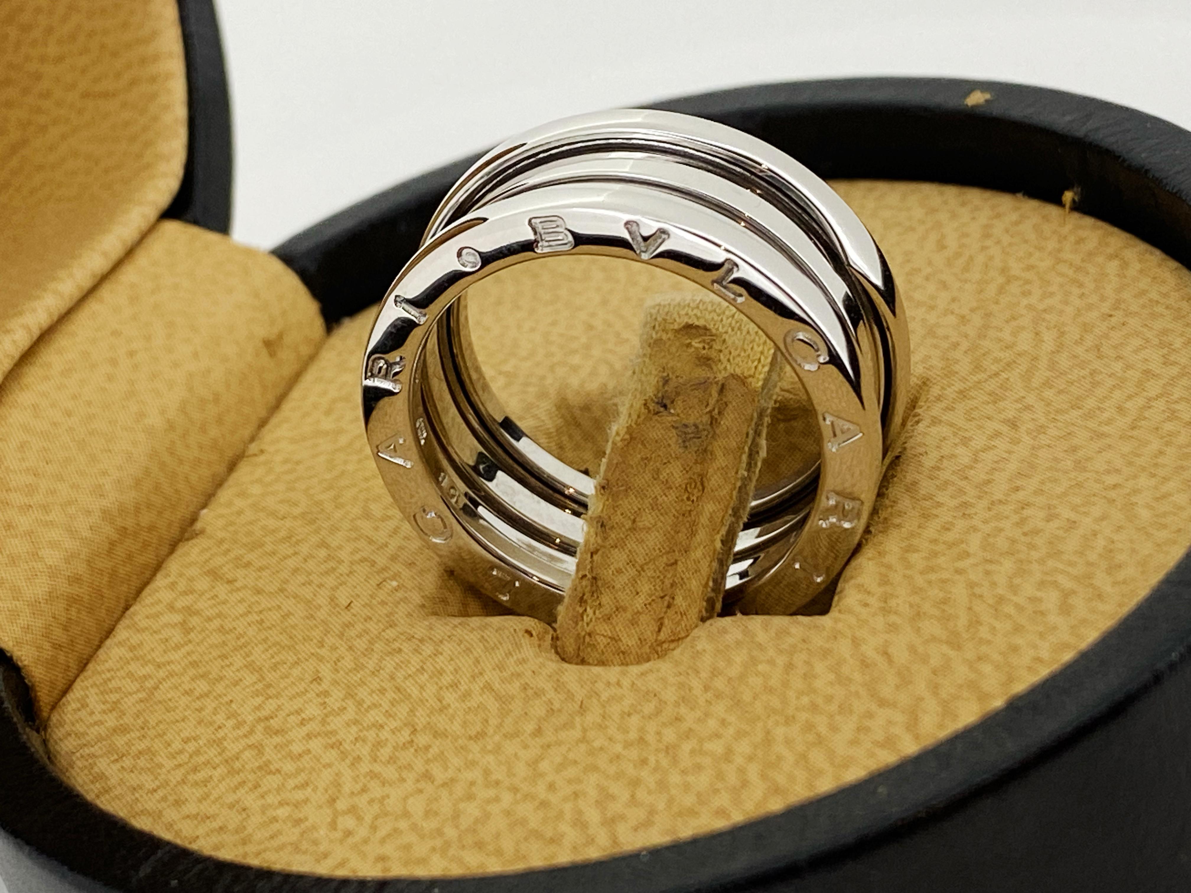 Aus der ikonischen und sofort erkennbaren BVLGARI B-Zero 1 Collection, 
dieser Bandring ist aus 18 Karat Weißgold gefertigt

In ausgezeichnetem Zustand, 
Das Stück ist mit Bulgari-Punzen versehen und auf der Innenseite signiert und gestempelt,