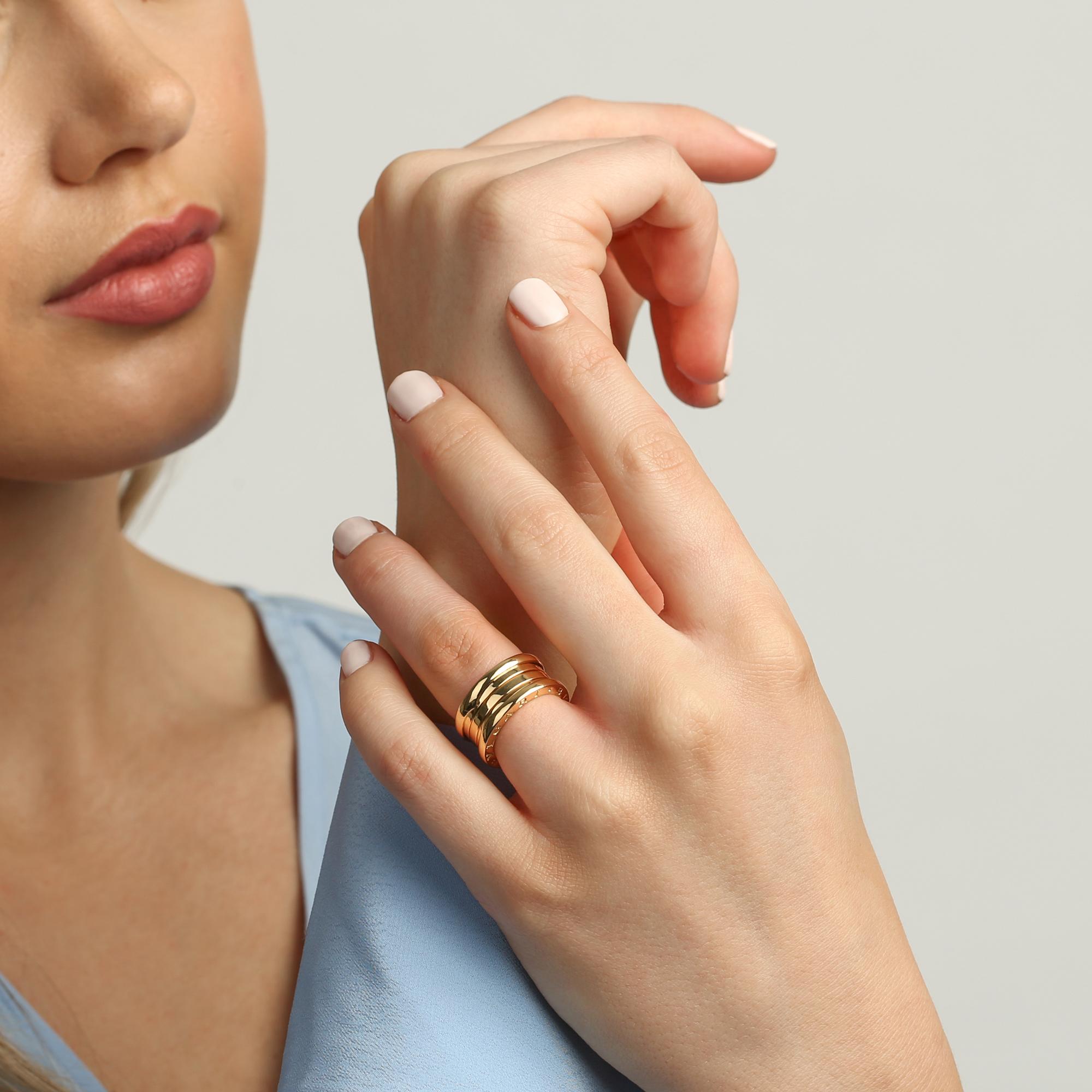 Dieser Ring von Bulgari stammt aus der Kollektion B Zero 1 und zeichnet sich durch ein charakteristisches Spiraldesign mit drei Bändern aus 18 Karat Gelbgold aus. UK Ringgröße K. EU Ringgröße 50. US Ringgröße 5 1/2.. Komplett mit einer Xupes