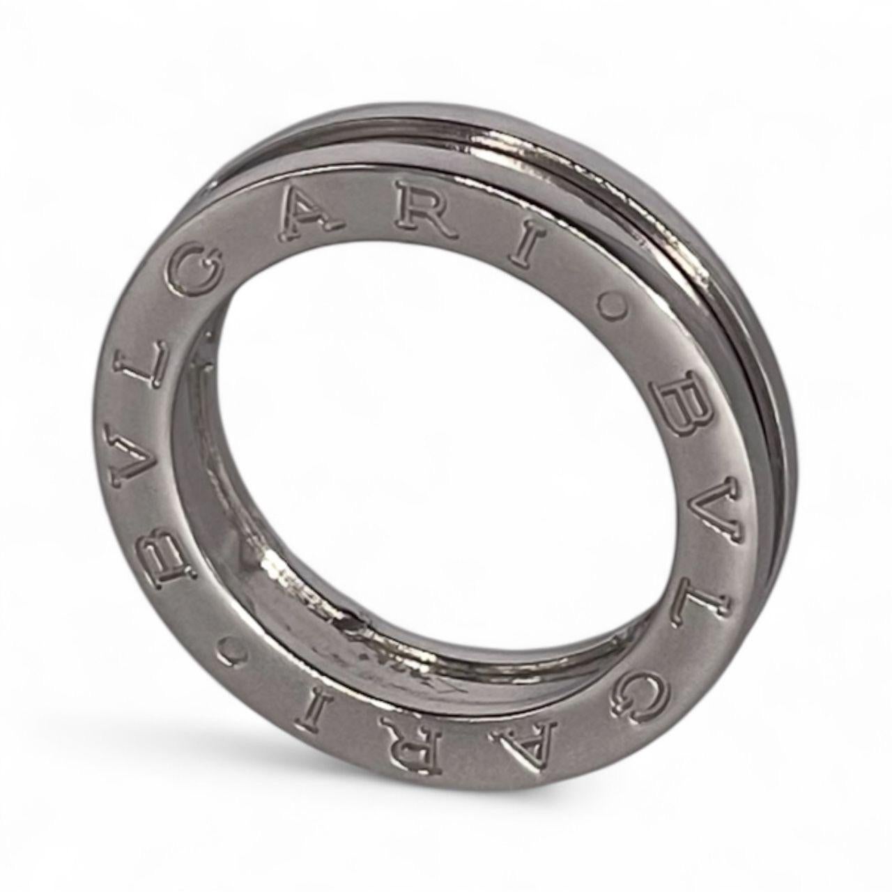 Anello Bulgari B Zero 1 in oro bianco 18ct. 

Questo iconico disegno geometrico è probabilmente il disegno più iconico uscito dalla famosa casa romana.  

Anello Bvlgari Bzero 1.
Anello firmato e numerato.
Periodo: 2020
Dettagli: Diamante in oro