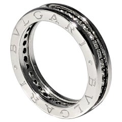 Bulgari B Zero 1 Anello in oro bianco con una fila di diamanti.