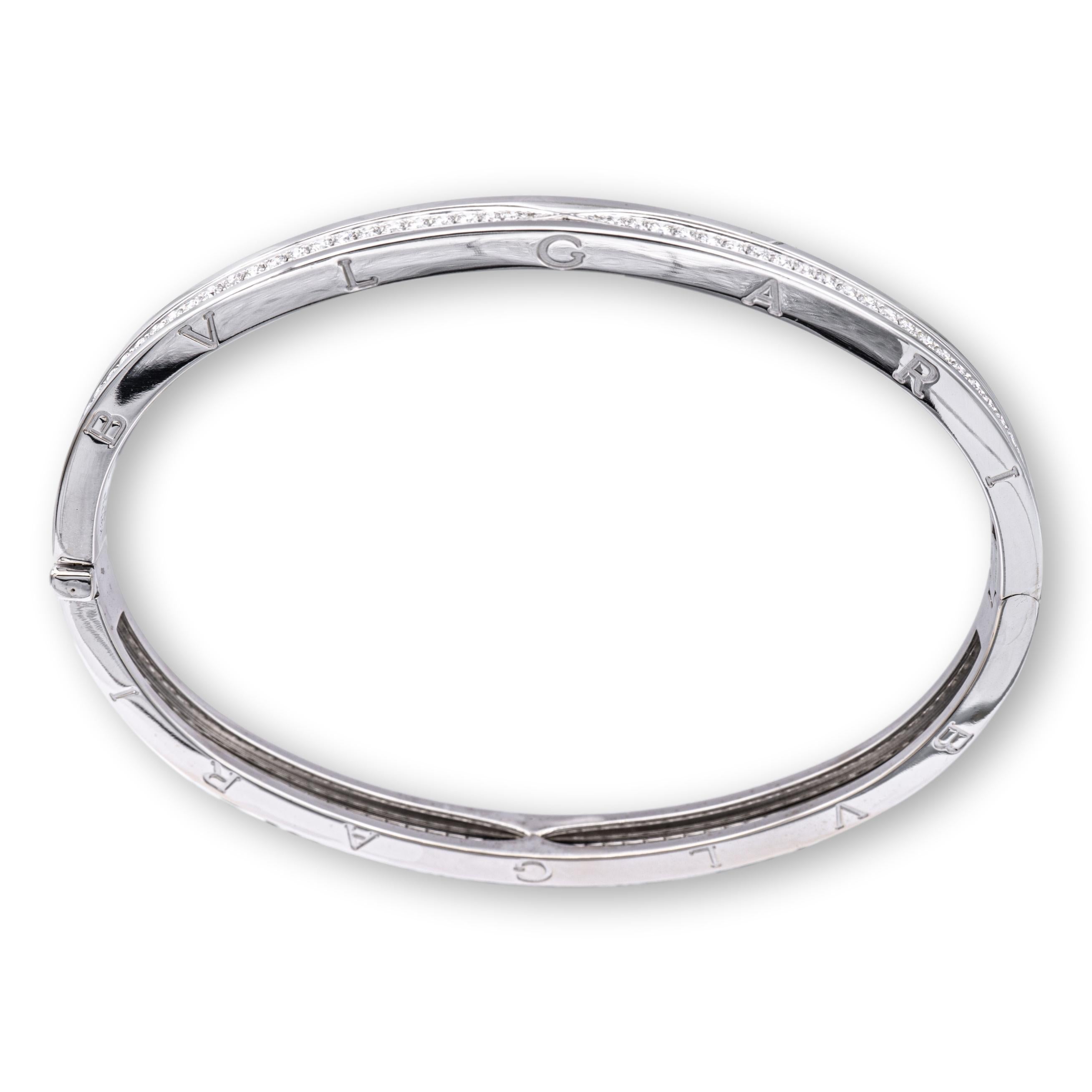 Bulgari-Armreif aus der berühmten B-Zero1-Kollektion, gefertigt aus 18 Karat Weißgold mit 52 runden Diamanten im Brillantschliff mit einem Gesamtgewicht von 1,14 Karat, die rundherum in Zacken gefasst sind. Das Armband hat einen