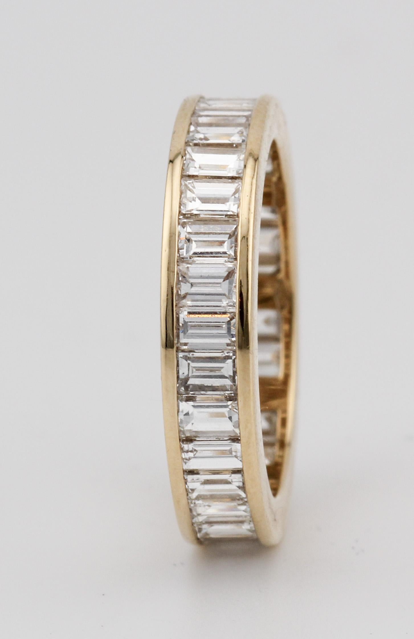 Das Bulgari Baguette Diamond 18K Yellow Gold Eternity Band ist der Inbegriff von Luxus und Raffinesse und definiert mit seinem zeitlosen Design und seiner unvergleichlichen Handwerkskunst die Eleganz neu. Dieser atemberaubende Ring, der von dem
