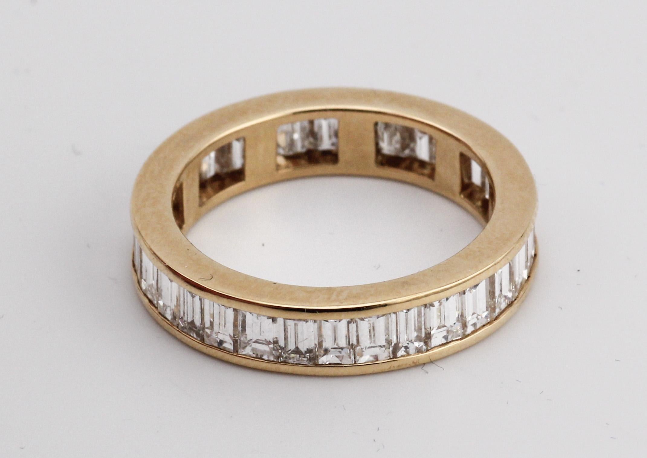 Bulgari, bague d'éternité en or jaune 18 carats avec diamants baguettes, taille 6 Bon état - En vente à Bellmore, NY