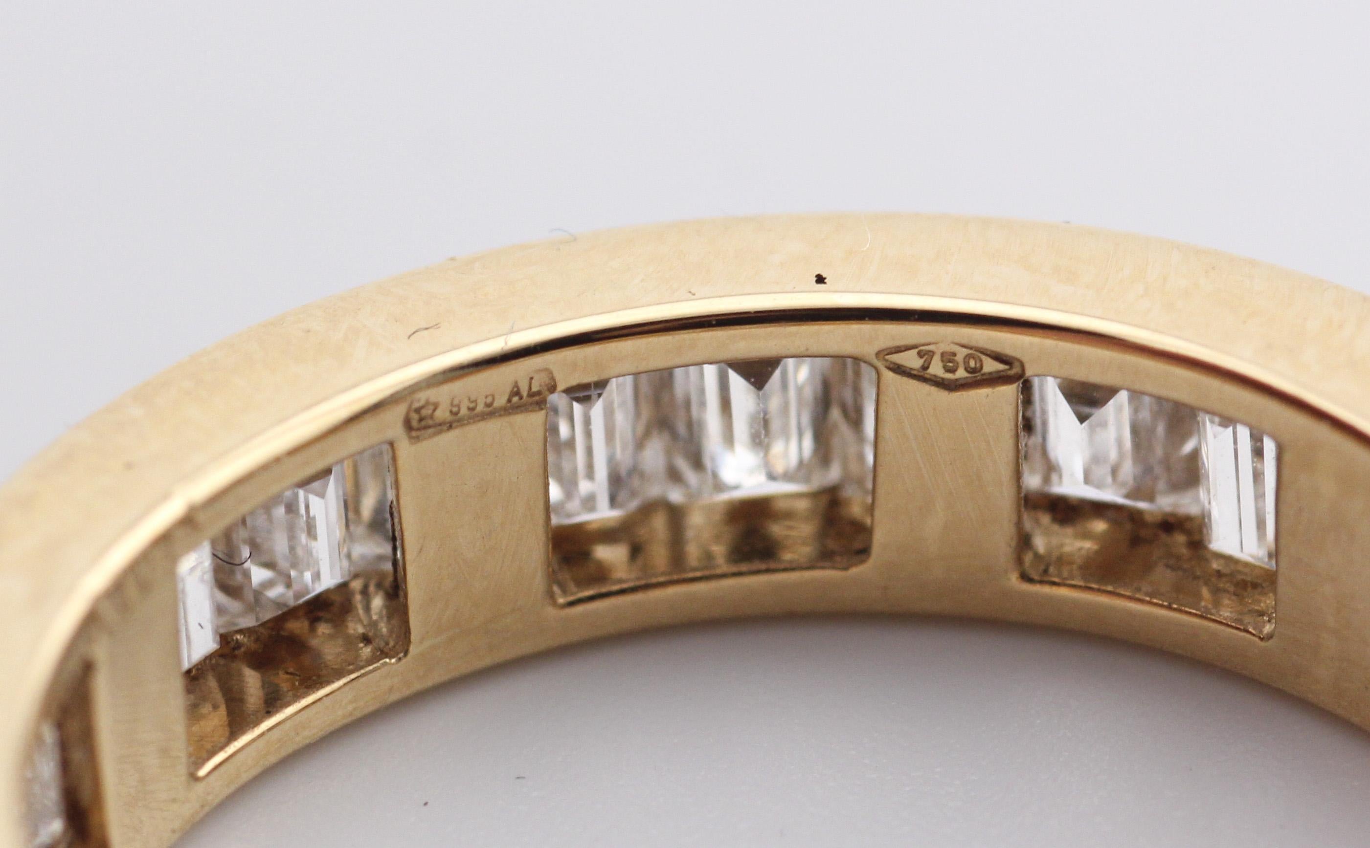Bulgari, bague d'éternité en or jaune 18 carats avec diamants baguettes, taille 6 en vente 3