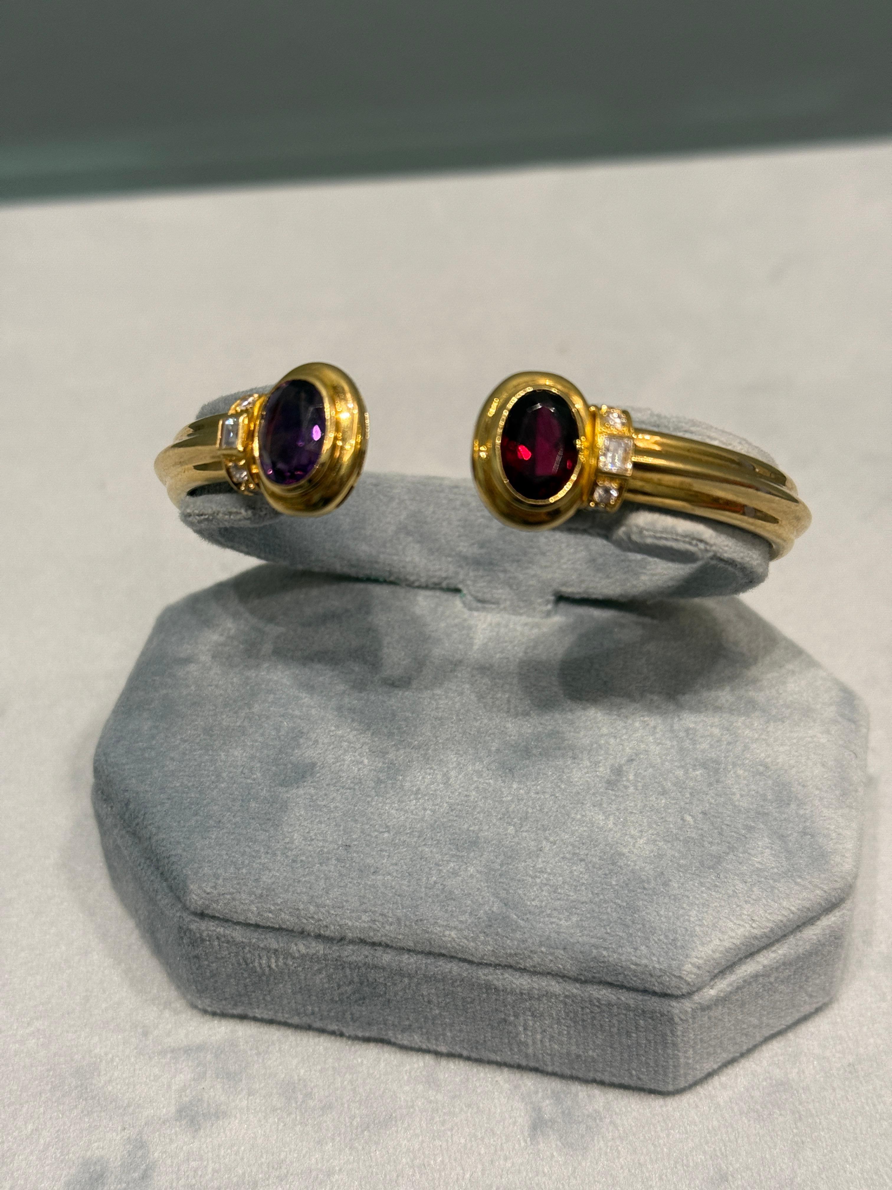 Il s'agit d'un modèle rare et superbe, datant de la fin des années 1970.  Bulgari Bracelet manchette féminin Vintage Bvlgari 1980's  Ce bracelet est réalisé en or massif 18 carats et est orné d'une belle spinelle rouge vif d'un côté et d'une