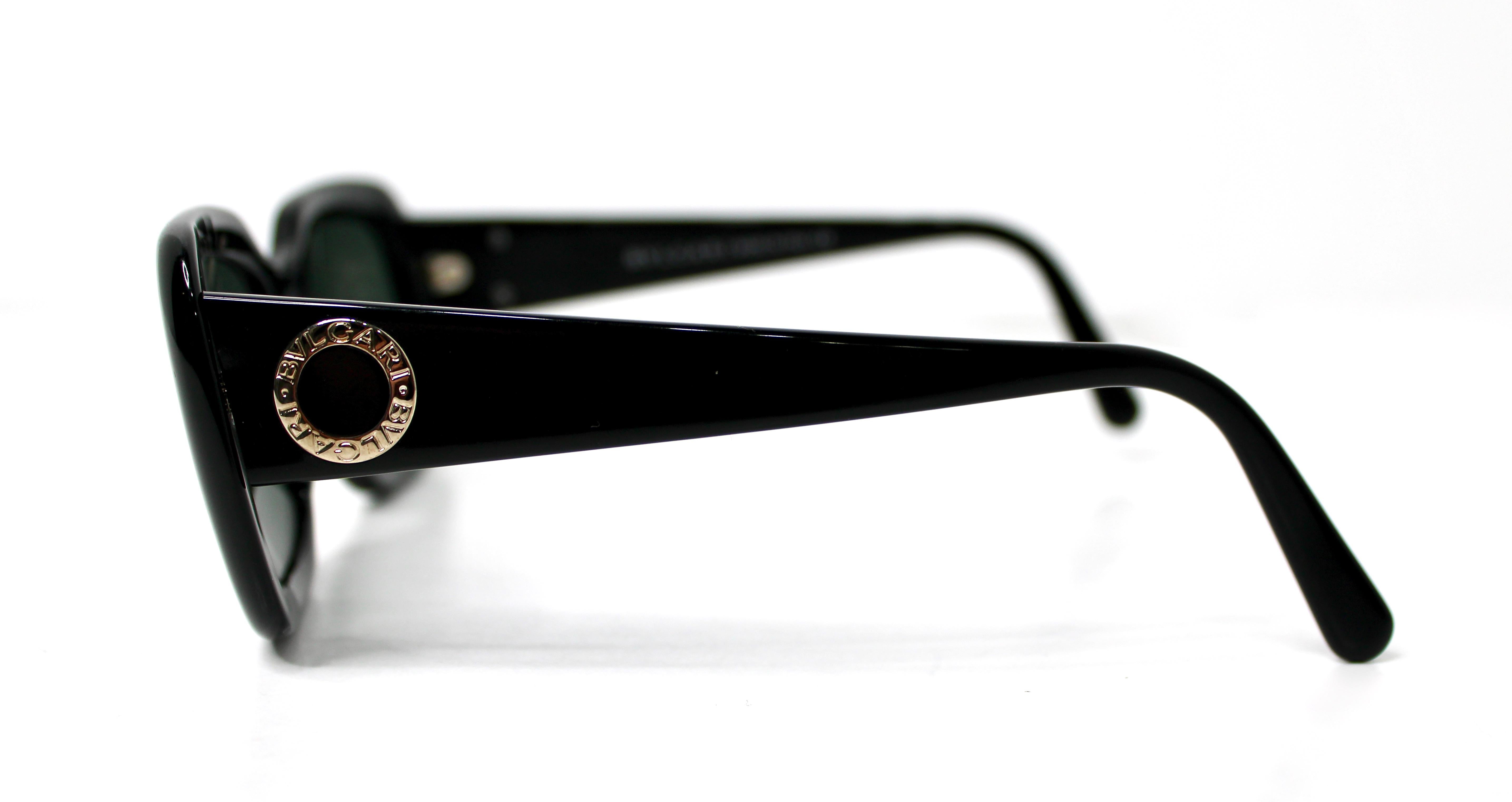 Nero Bulgari Occhiali da sole con montatura rettangolare nera e sfumatura grigia in vendita
