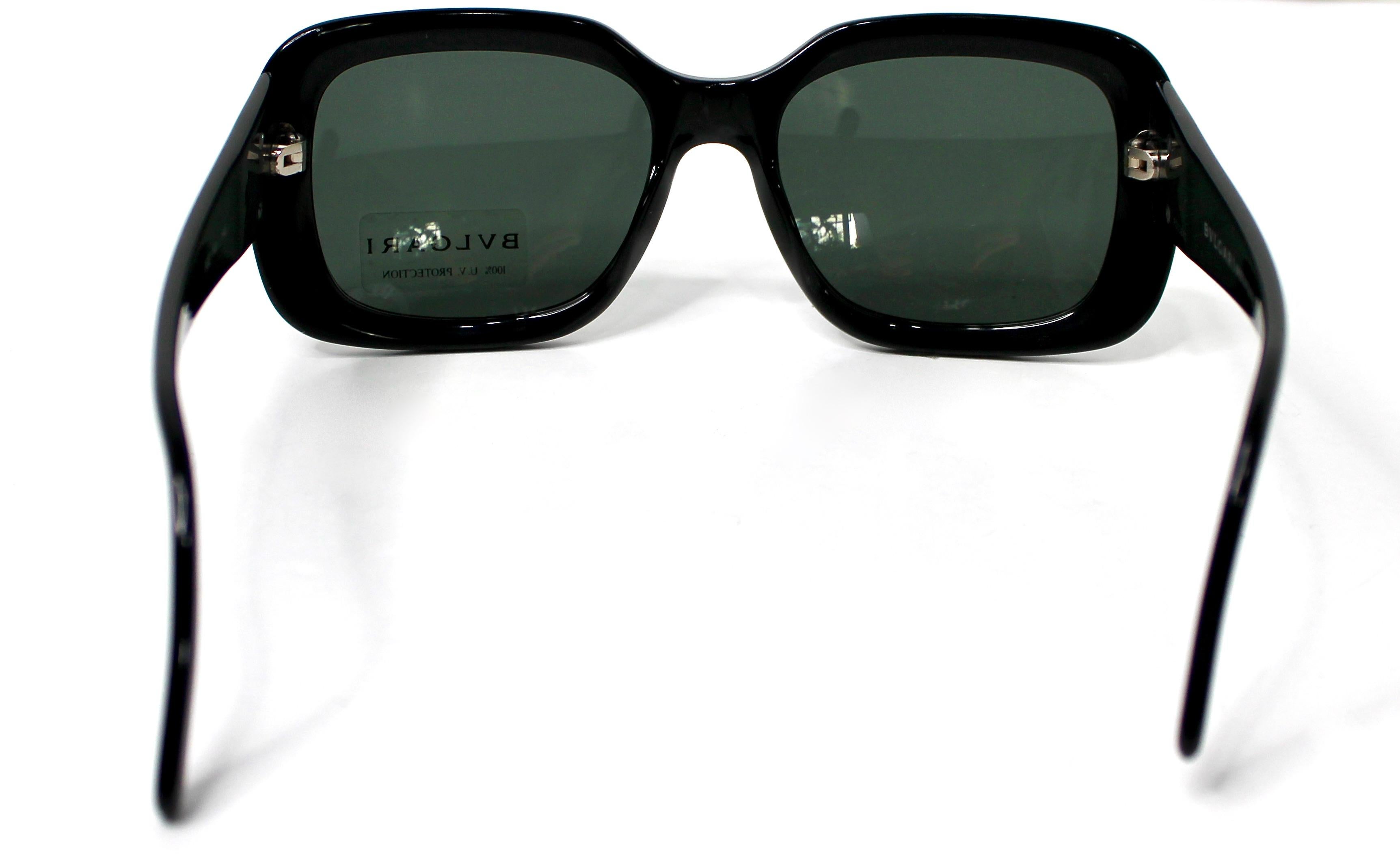 Bulgari Occhiali da sole con montatura rettangolare nera e sfumatura grigia In condizioni buone in vendita a Scottsdale, AZ