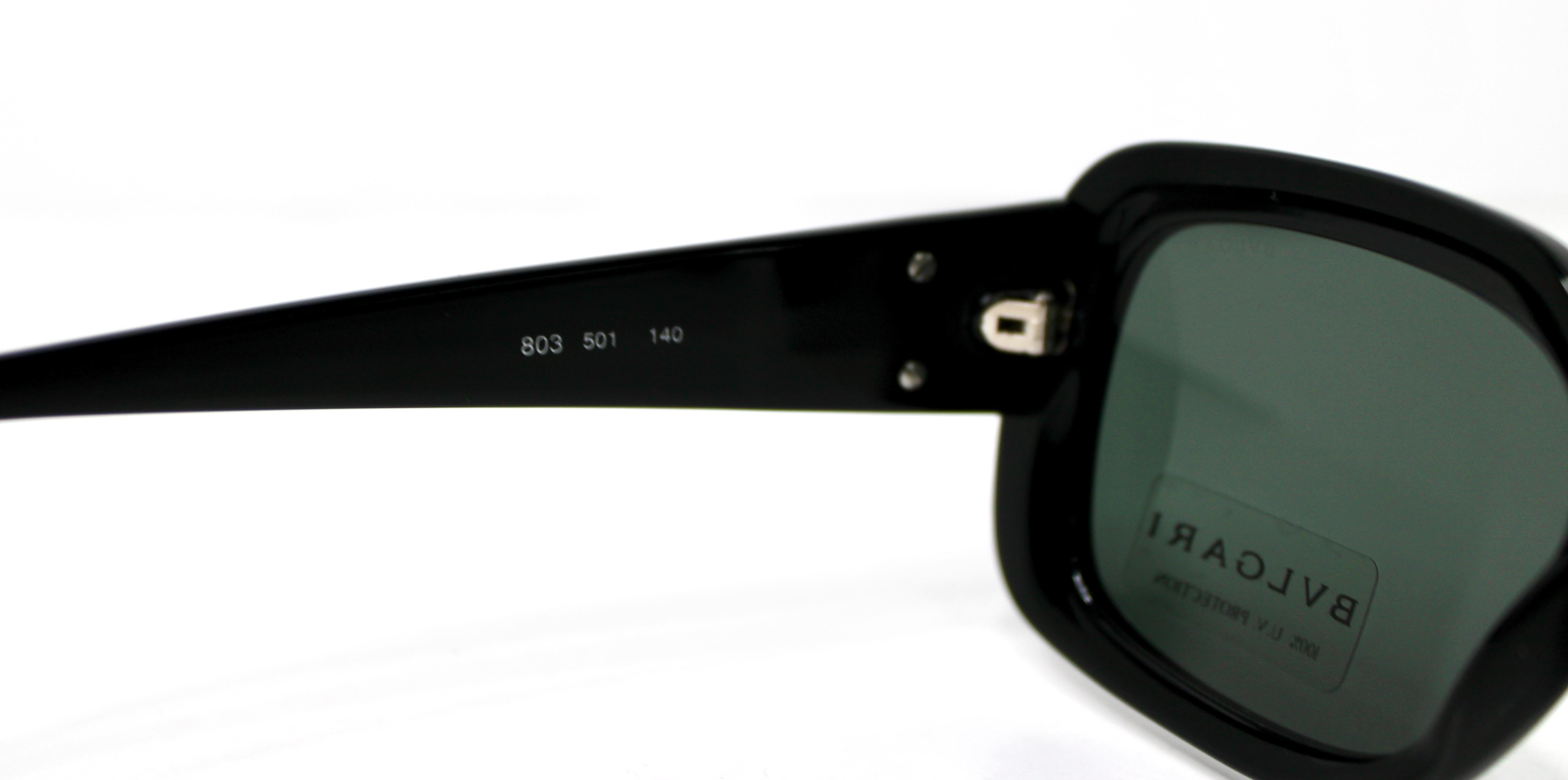 Donna Bulgari Occhiali da sole con montatura rettangolare nera e sfumatura grigia in vendita