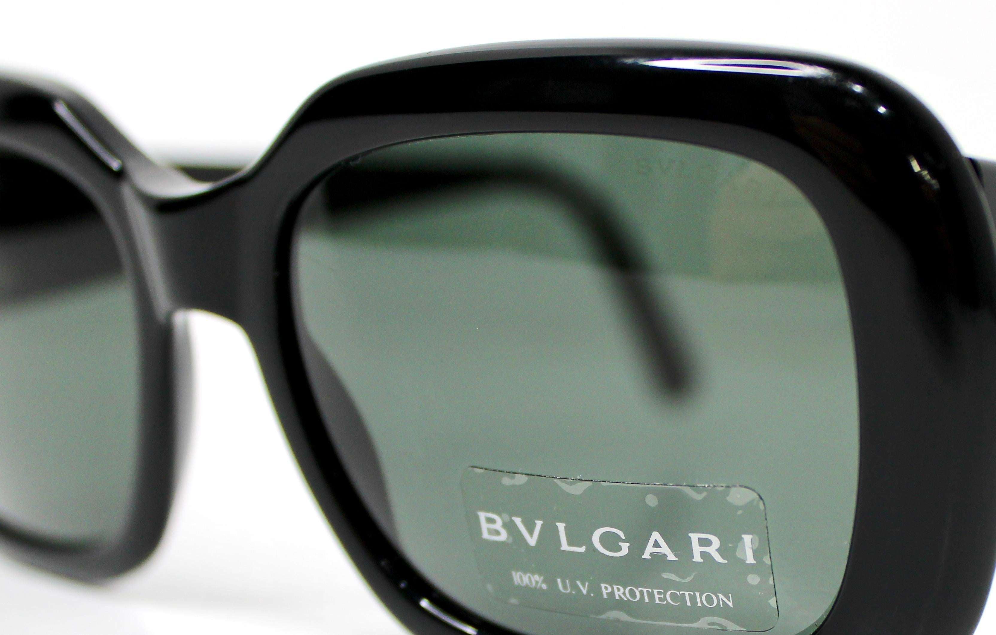 Bulgari Occhiali da sole con montatura rettangolare nera e sfumatura grigia in vendita 2