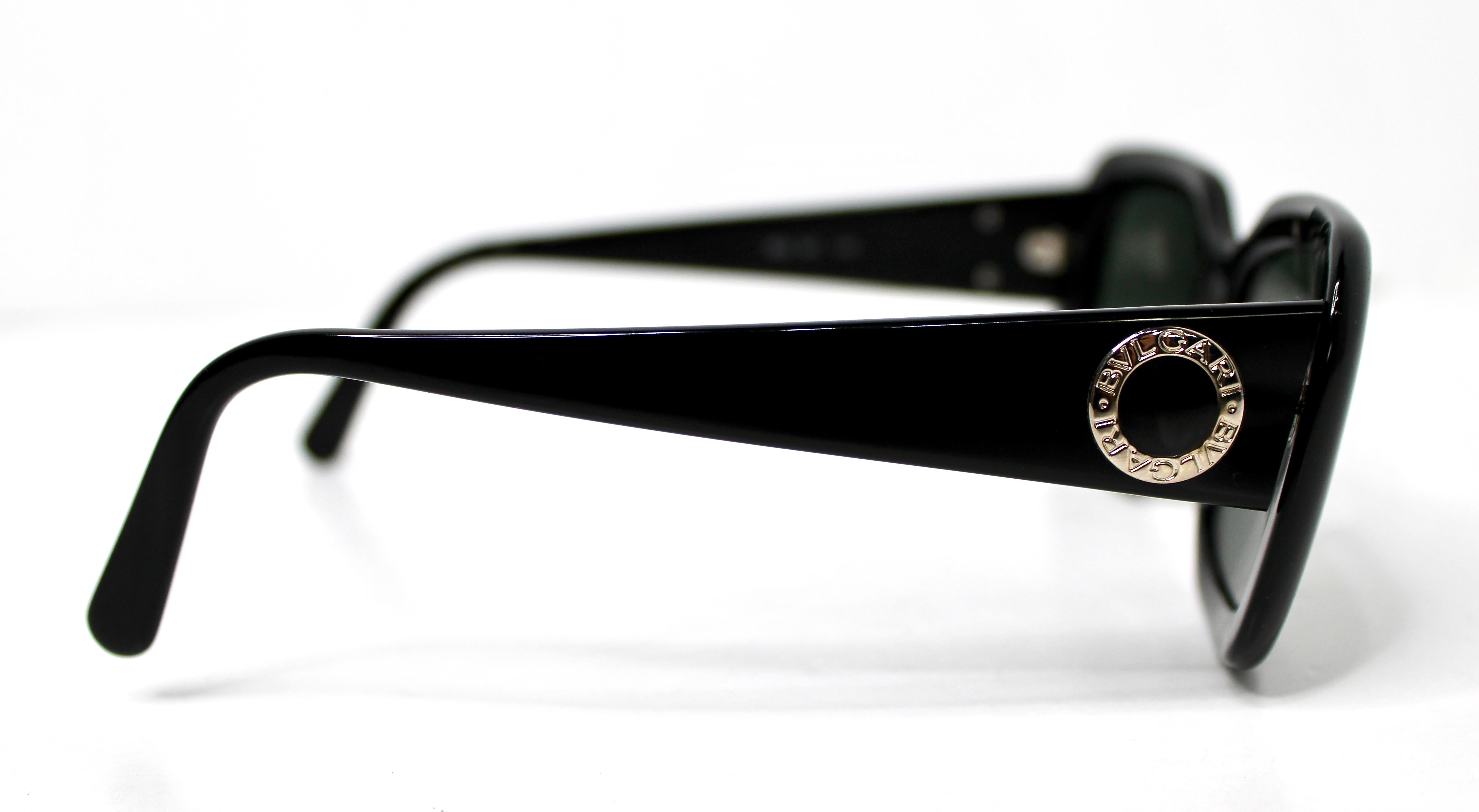 Bulgari Occhiali da sole con montatura rettangolare nera e sfumatura grigia in vendita 3