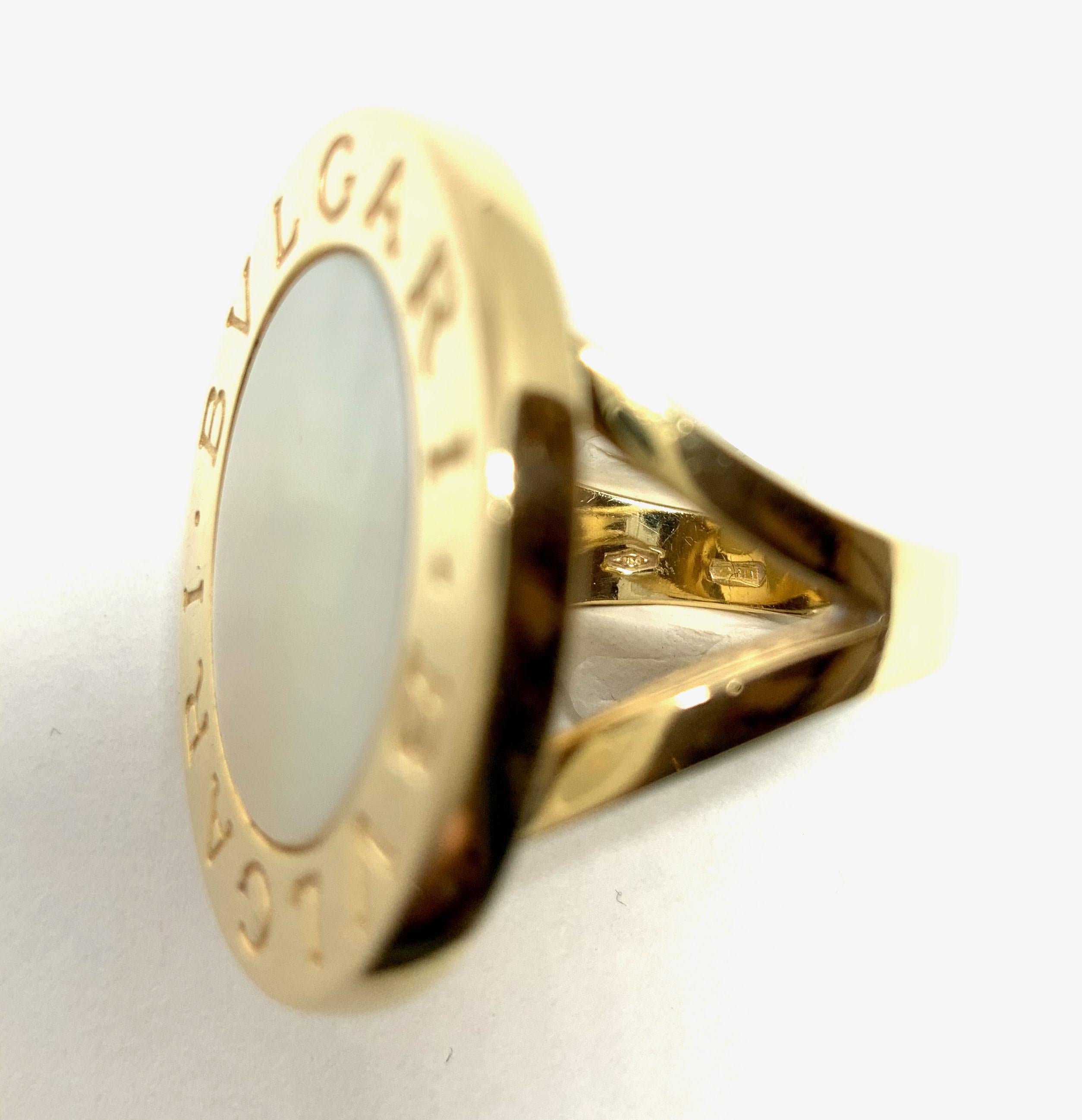 Bulgari Bvlgari 18 Kt Gold Mother-of-Pearl Split Shank Ring In Good Condition In Geneva, CH