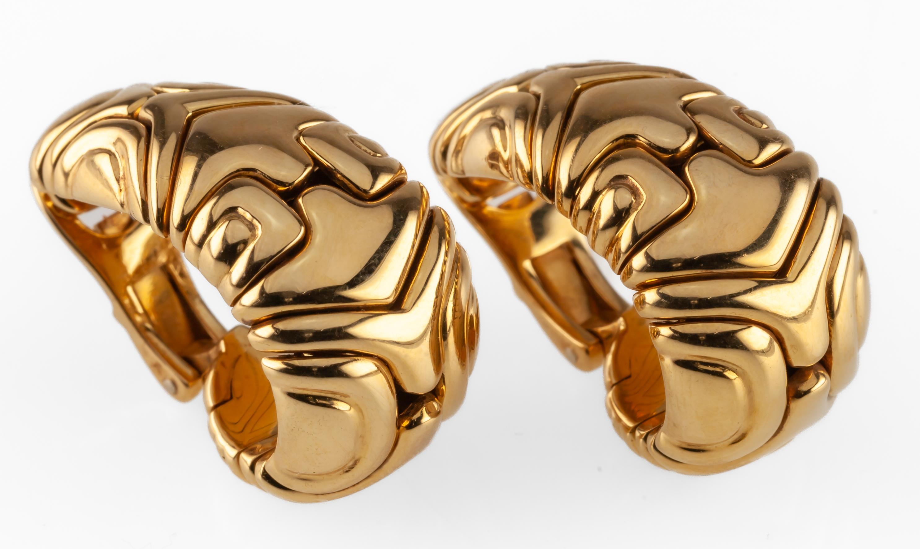 Bulgari Bvlgari 18k Yellow Gold Alveare Ear Clips 1989 Gorgeous!

Gorgeous Bulgari Earrings
Vintage from 1989
Alveare Design
Clip-On Backs
Total Length = 1 1/18