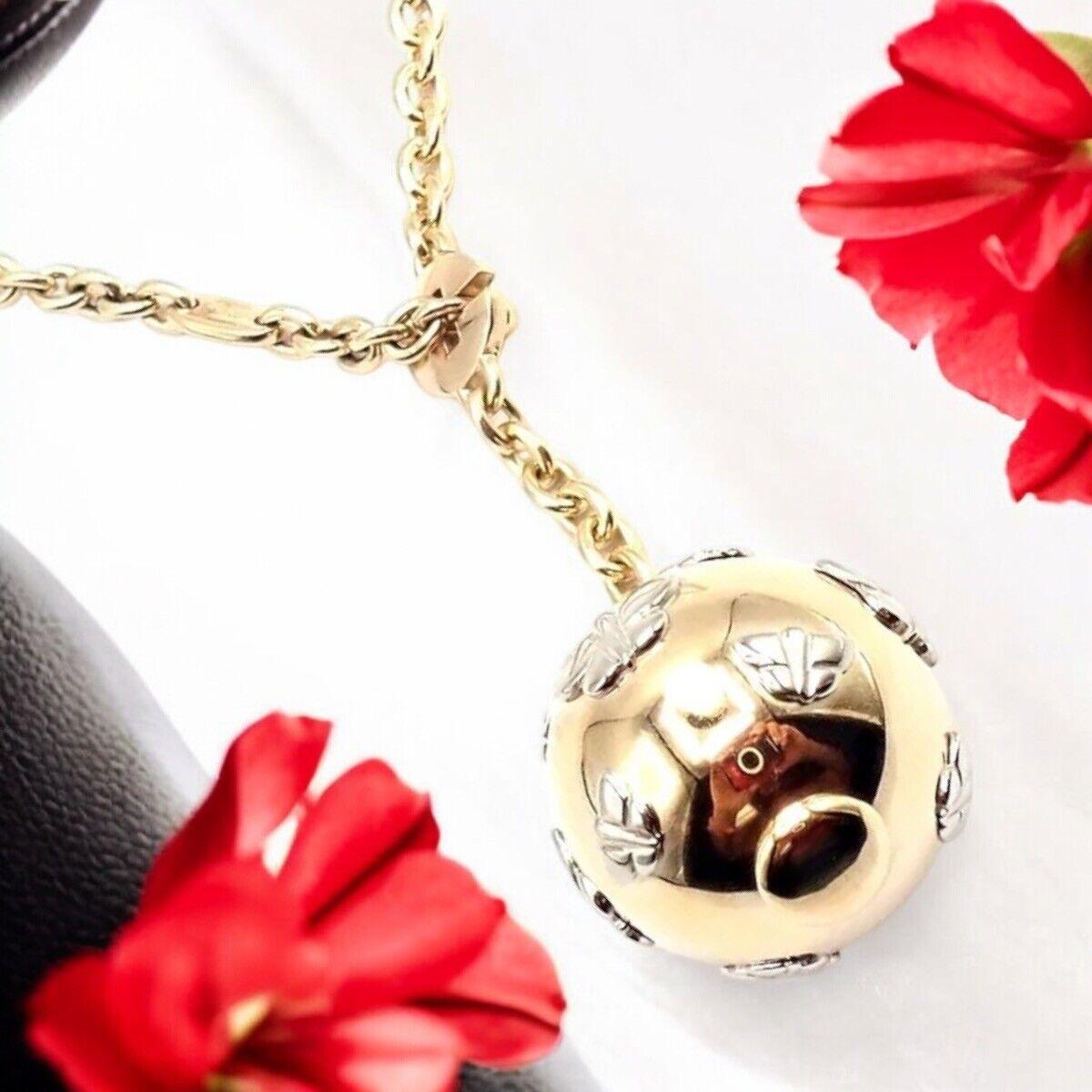 Collier à maillons en or jaune 18 carats avec pendentif globe papillon Bulgari.
Le pendentif Butterfly Globe en or jaune 18 carats de Bulgari Bvlgari présente un délicat motif de papillon enchâssé dans une sphère. 
Fabriqué en or jaune 18 carats, le