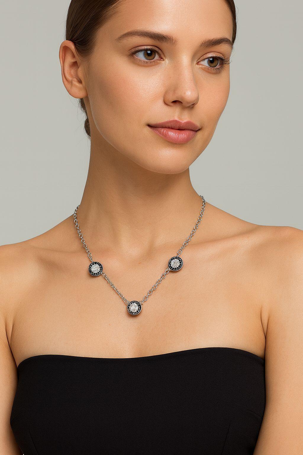 Elegante e iconica collana Bulgari Bvlgari realizzata in oro bianco 18 carati, caratterizzata da una serie di elementi double-face reversibili: un lato ornato da pavé di diamanti taglio brillante, l'altro lucidato in ricca onice nera. Questo design