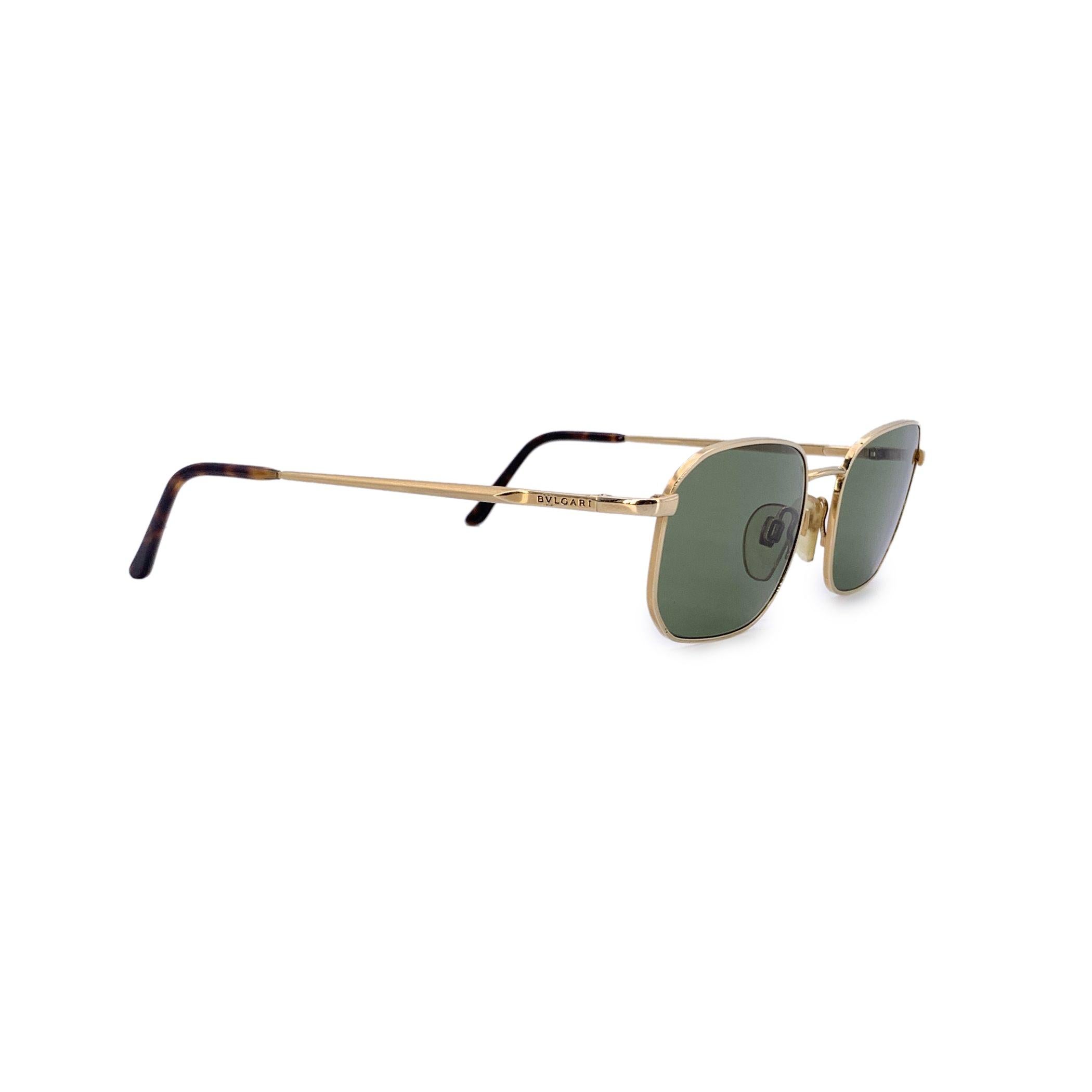 Scopri la raffinatezza senza tempo con questi splendidi occhiali da sole Bulgari, modello 109, colore 119. Un vero gioiello di un'epoca passata di lusso sfacciato, questo paio di occhiali è caratterizzato da un'elegante montatura a rettangolo in