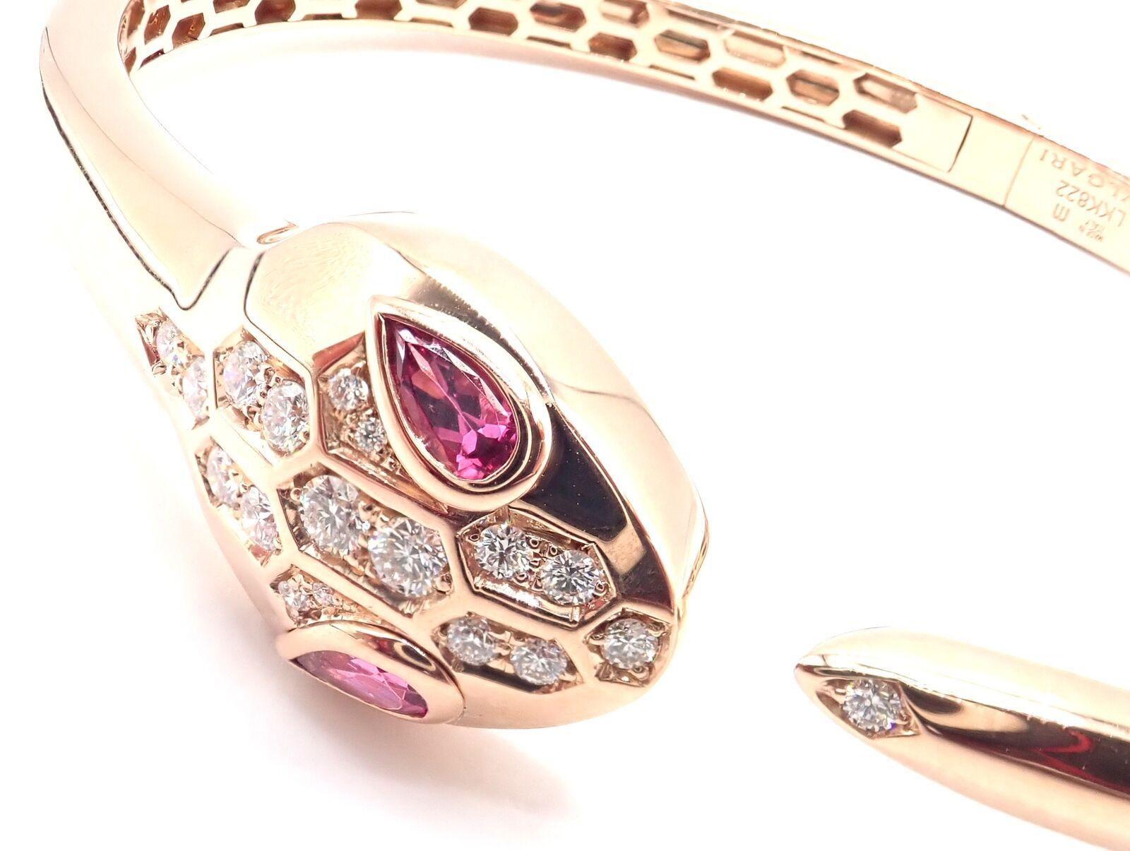 18k Rose Gold Diamond Rubellite Serpenti Snake Bangle Armband von Bulgari. 
Mit 18 runden Diamanten im Brillantschliff, Reinheit VS1, Farbe E, Gesamtgewicht ca. 0,30 ct.
2 birnenförmige Rubellit-Steine.
Dieses Armband wird mit einem