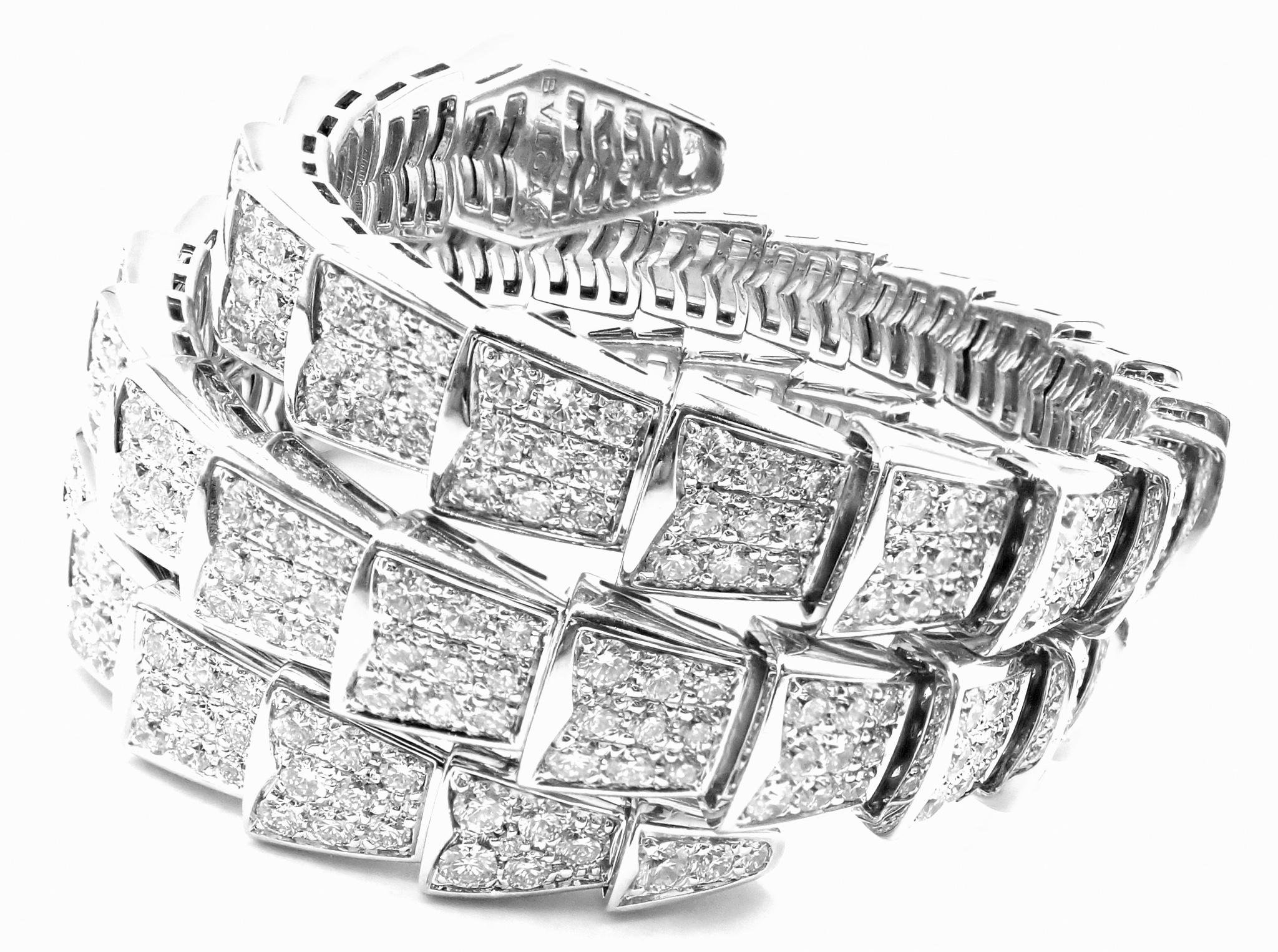 Bracelet en or blanc 18k diamant Serpenti Viper Snake Two-Coil Bangle by Bulgari. 
Avec des diamants ronds de taille brillante, pureté VVS1, couleur E, poids total approximatif de 15,03 ct.
Le bracelet Serpenti à deux spires de Bvlgari, en or blanc