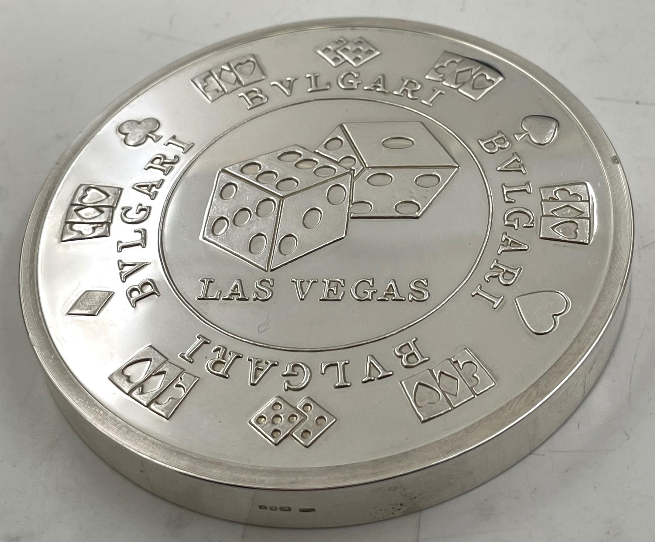 Bulgari ou Bvlgari pièce de monnaie rare en argent sterling représentant la roulette et d'autres jeux, fabriquée en Angleterre à la fin du XXe siècle. Il mesure 3'' de diamètre par 1/4'' de hauteur, pèse 12 onces troy et porte les poinçons indiqués.