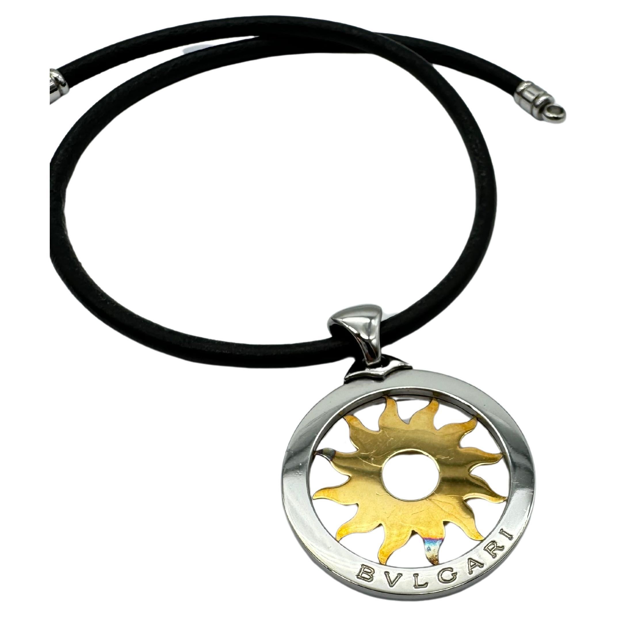 The Bvlgari Tondo Soleil necklace is an exquisite piece of jewelry that embodies both luxury and elegance. This beautiful necklace features a 4 cm pendant crafted from a harmonious blend of stainless steel and 18 karat yellow gold, showcasing